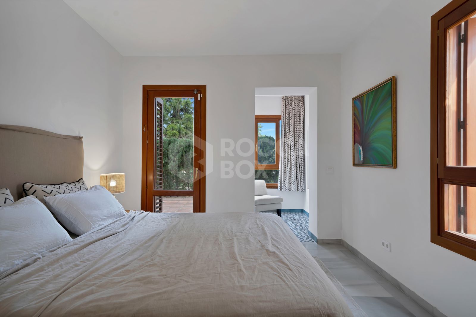 Recently renovated, west-facing middle-floor apartment within the exclusive gated community