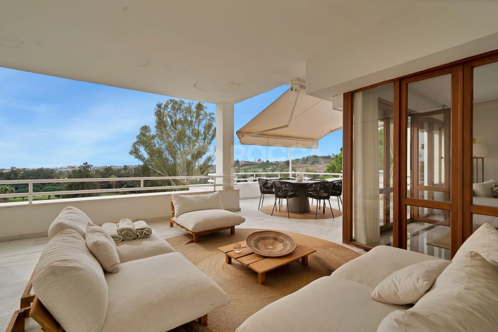 Recently renovated, west-facing middle-floor apartment within the exclusive gated community