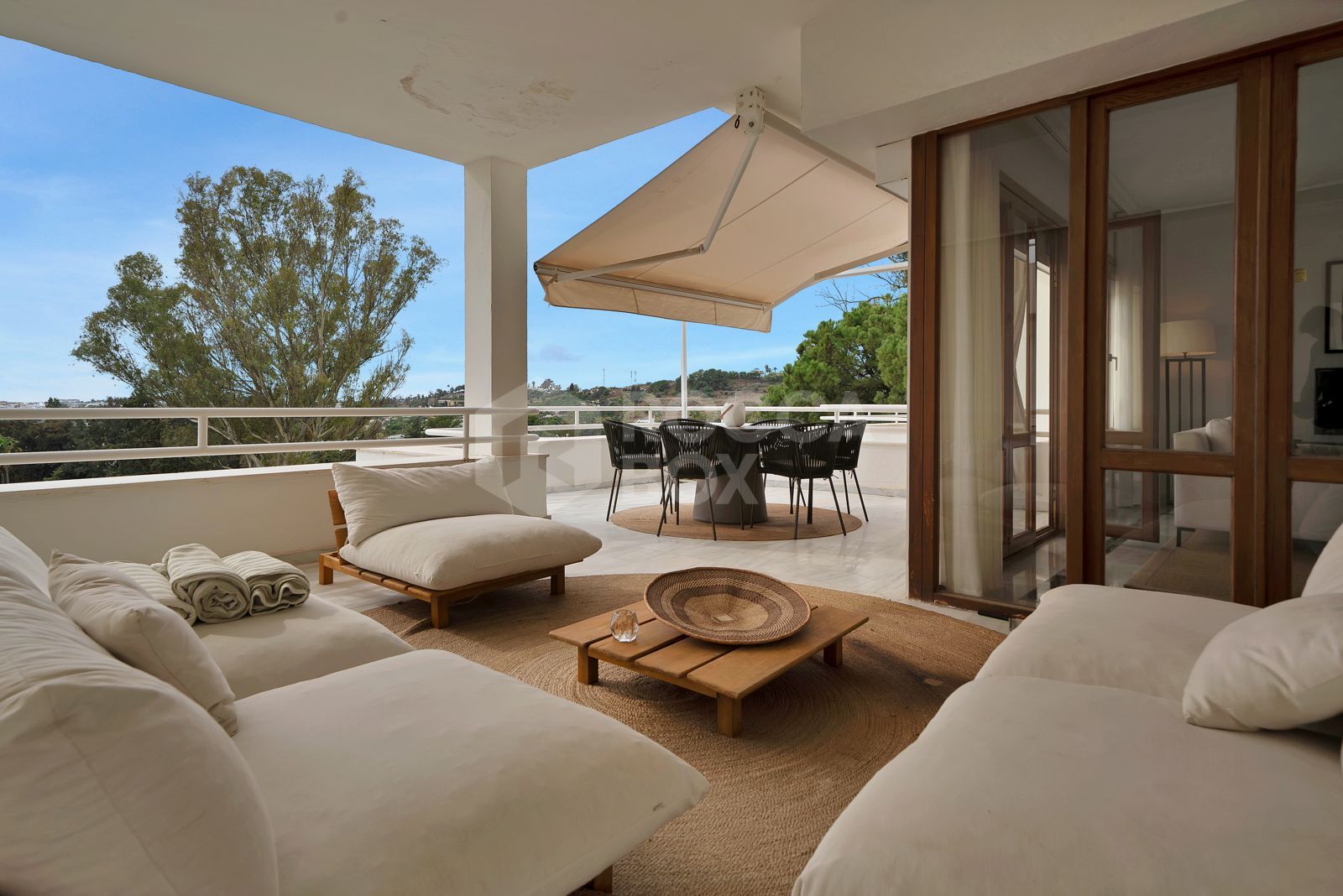 Recently renovated, west-facing middle-floor apartment within the exclusive gated community