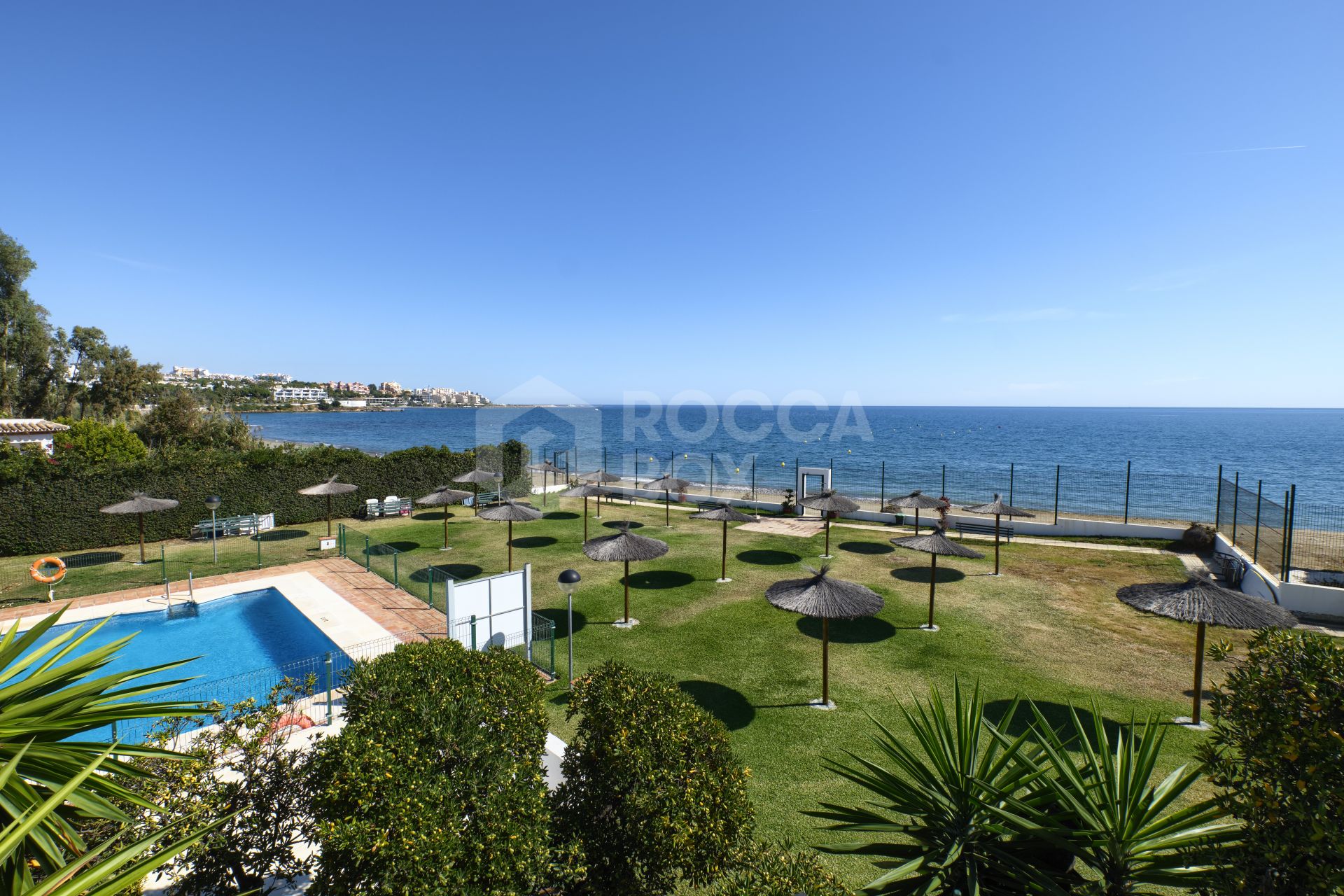 Duplex penthouse on the beachfront in Estepona