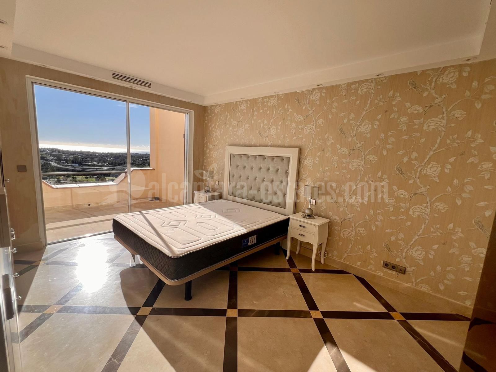 Atico Duplex en Los Almendros, Benahavis