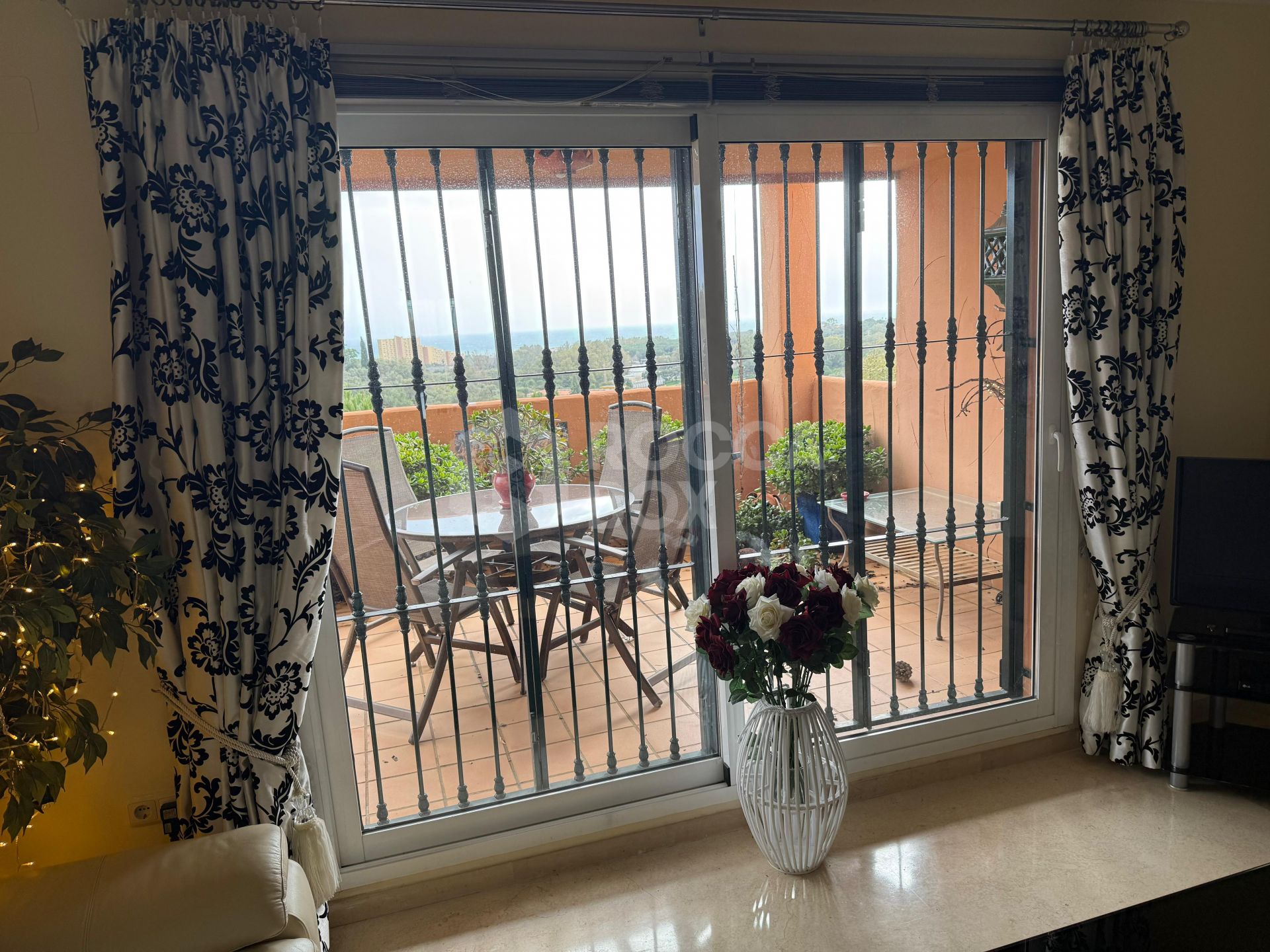 Elegant 2-Bedroom Apartment with Sea Views