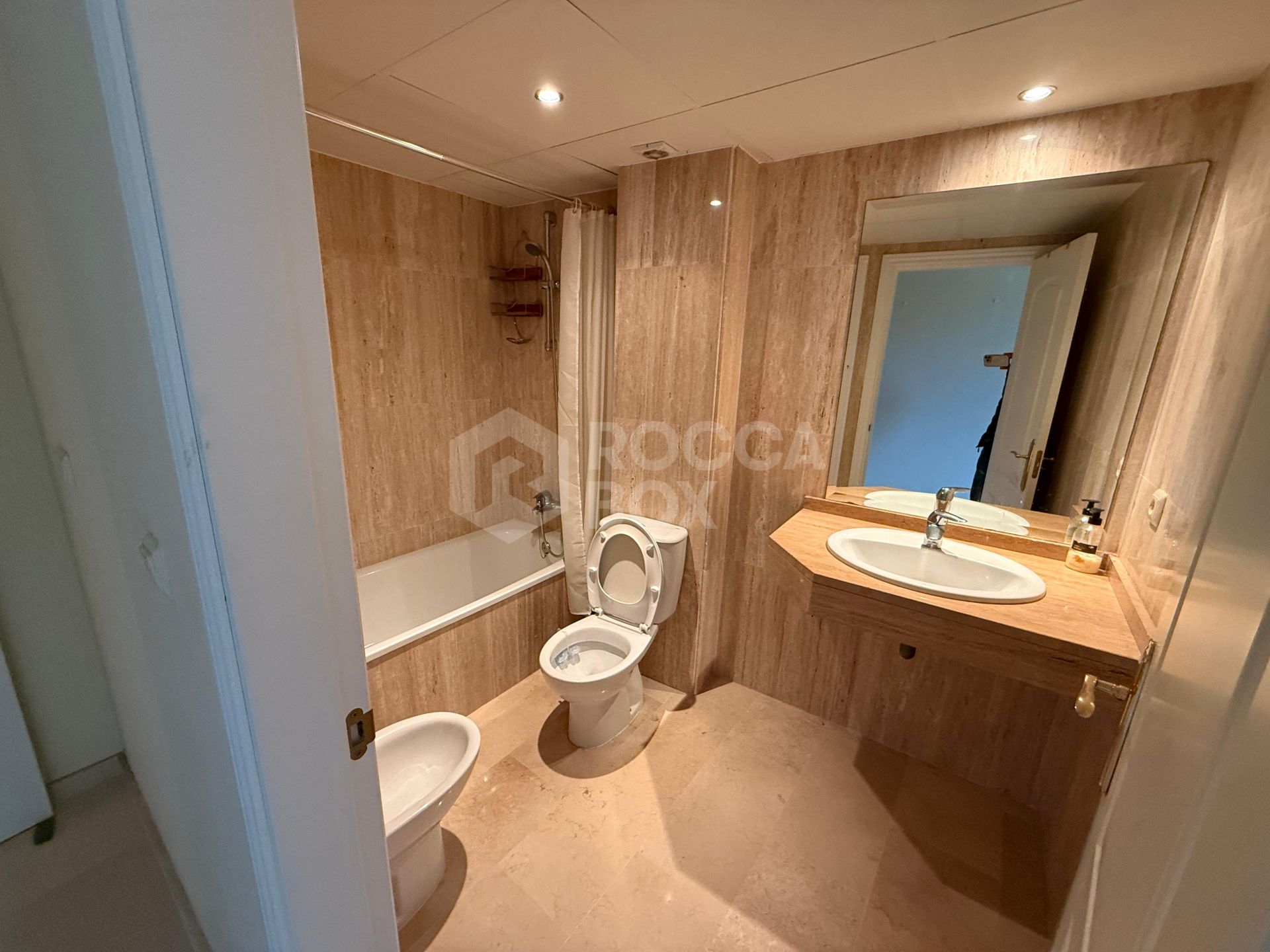 Elegant 2-Bedroom Apartment with Sea Views