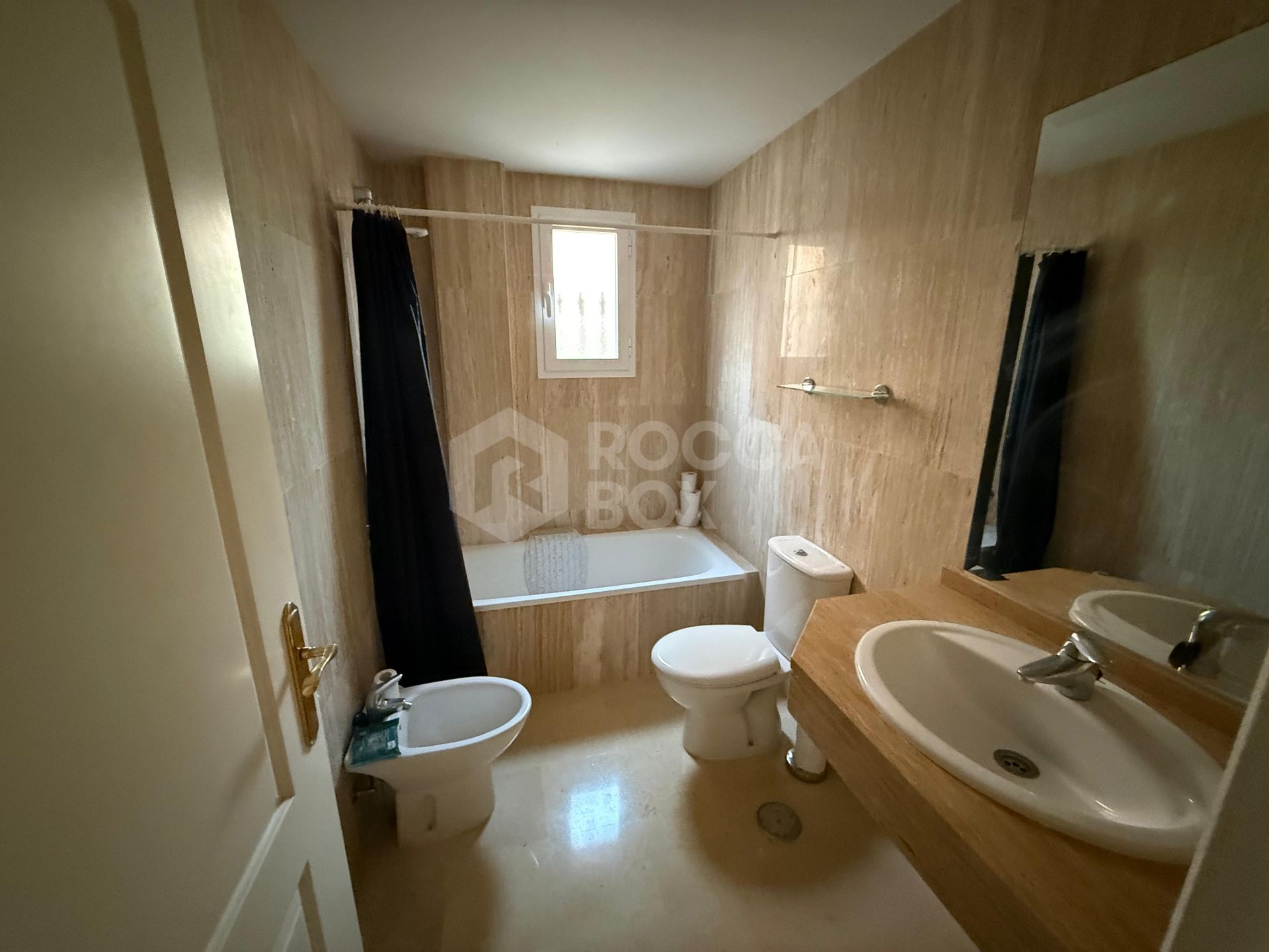 Elegant 2-Bedroom Apartment with Sea Views