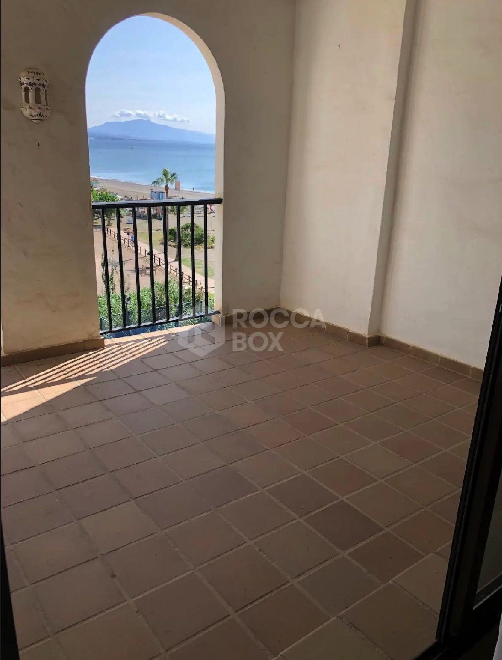 Magnificent Frontline Beach Apartment with Sea Views