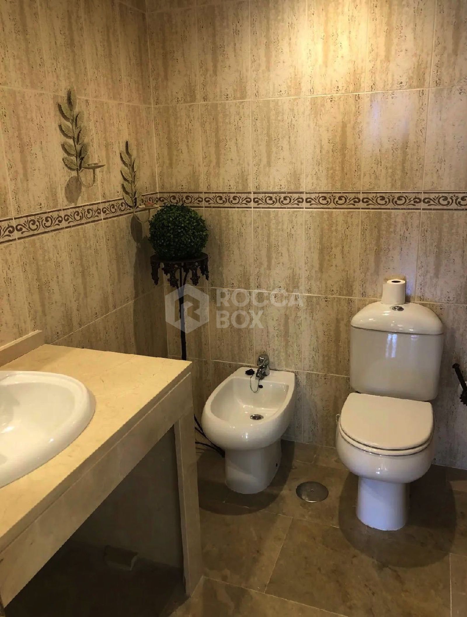 Magnificent Frontline Beach Apartment with Sea Views