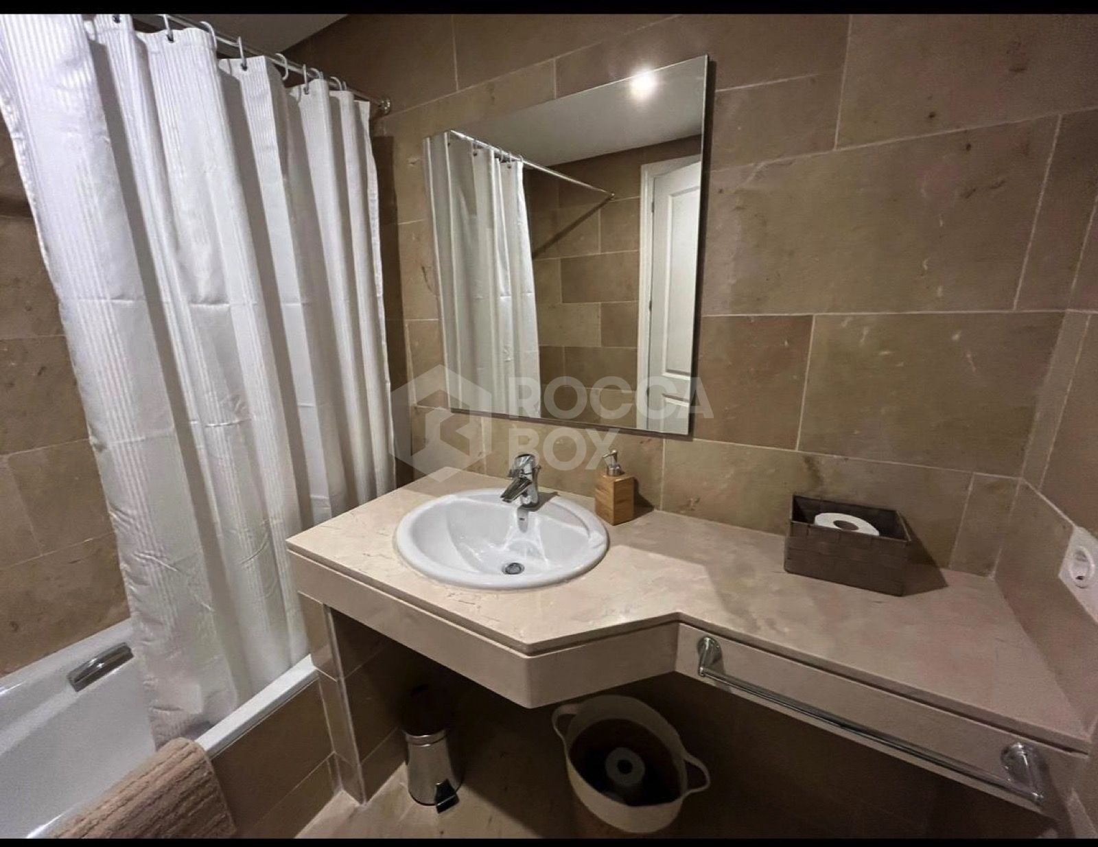 Semi-Furnished Apartment in the Exclusive Urb. Coto Real