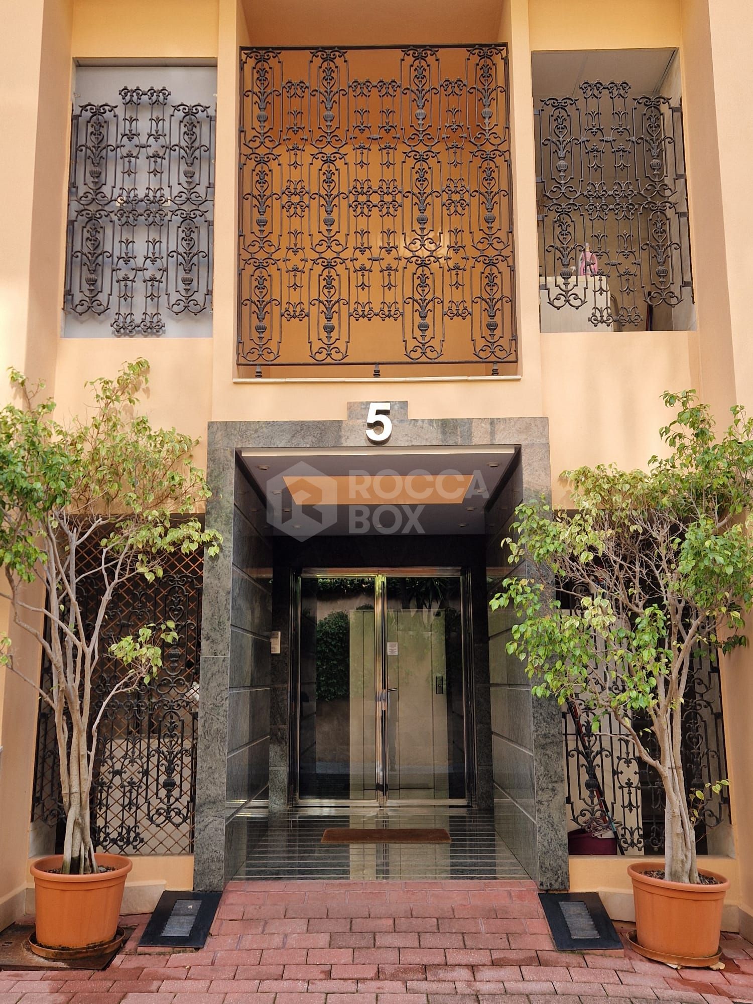 Stunning Corner Ground-Floor Apartment in Vista Real Urbanisation