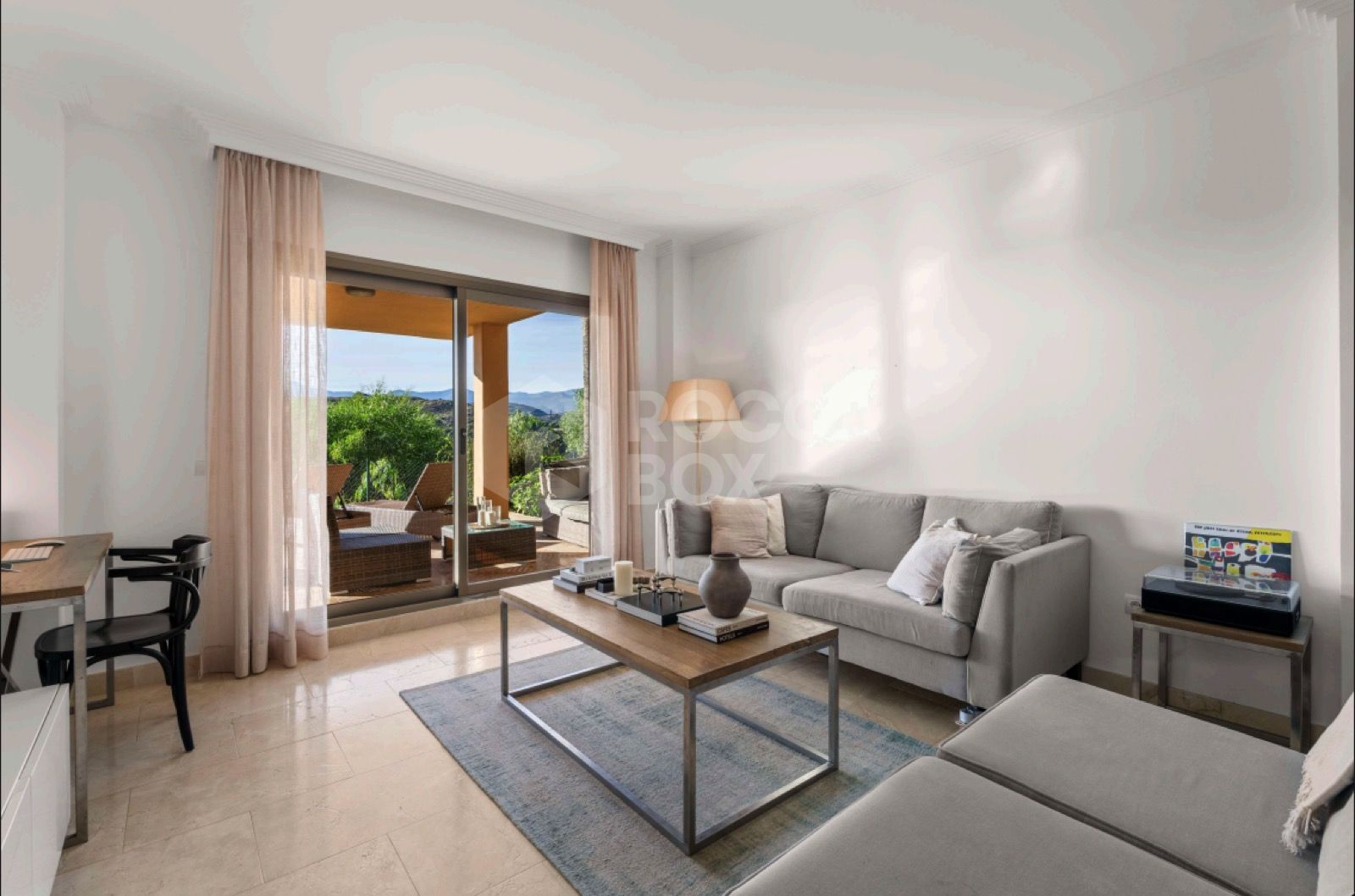 Cosy 2-Bedroom Ground-Floor Apartment with Sea and Mountain Views