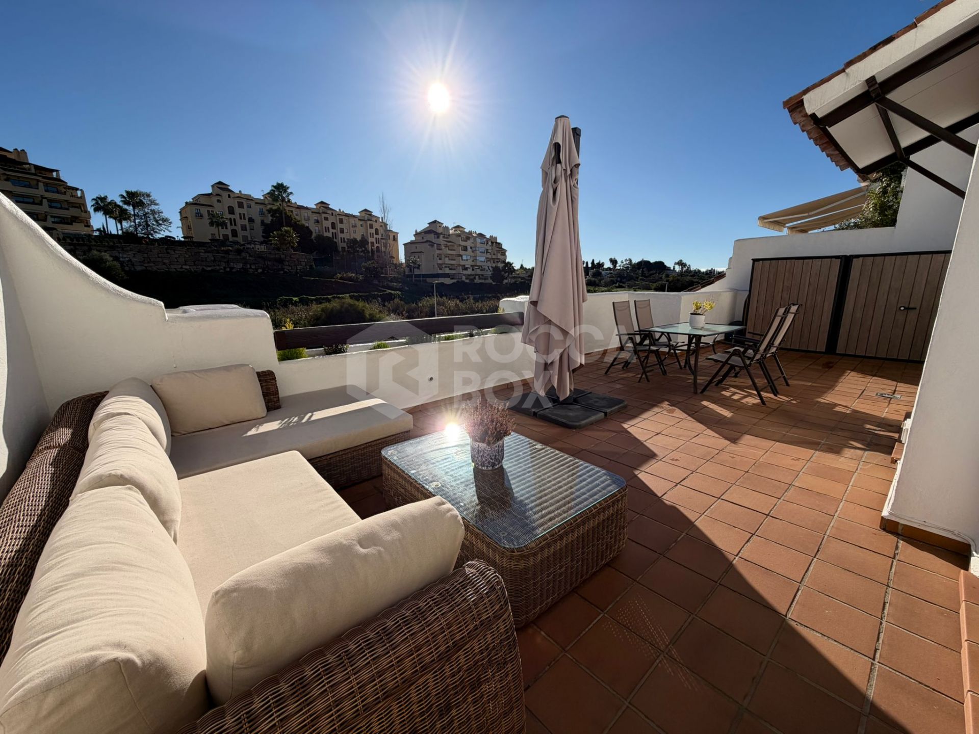 Spacious Apartment with Expansive Terrace in La Concha-Resina Golf
