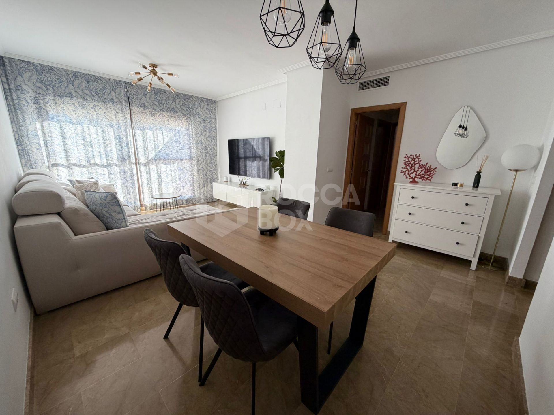 Spacious Apartment with Expansive Terrace in La Concha-Resina Golf