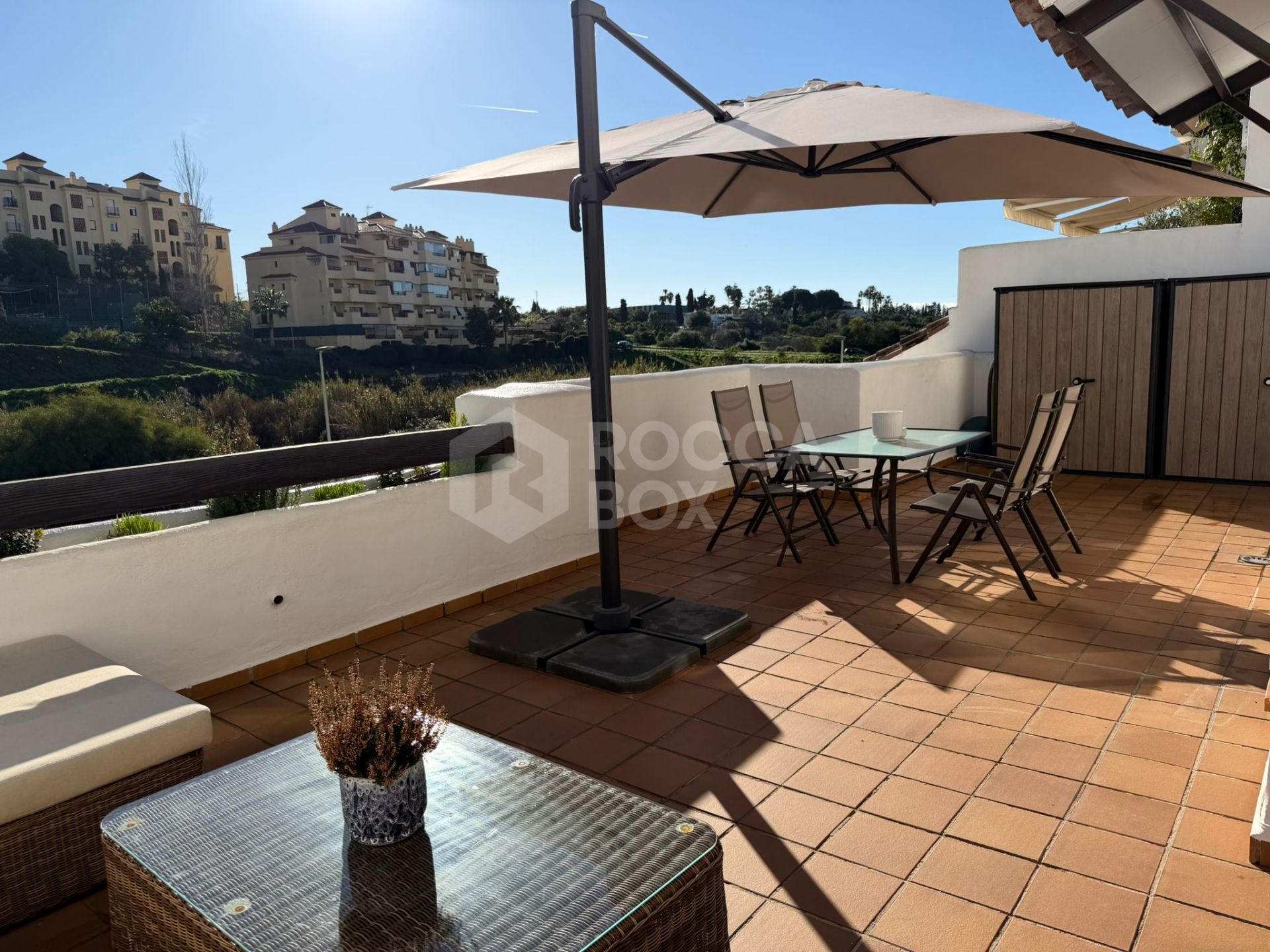 Spacious Apartment with Expansive Terrace in La Concha-Resina Golf