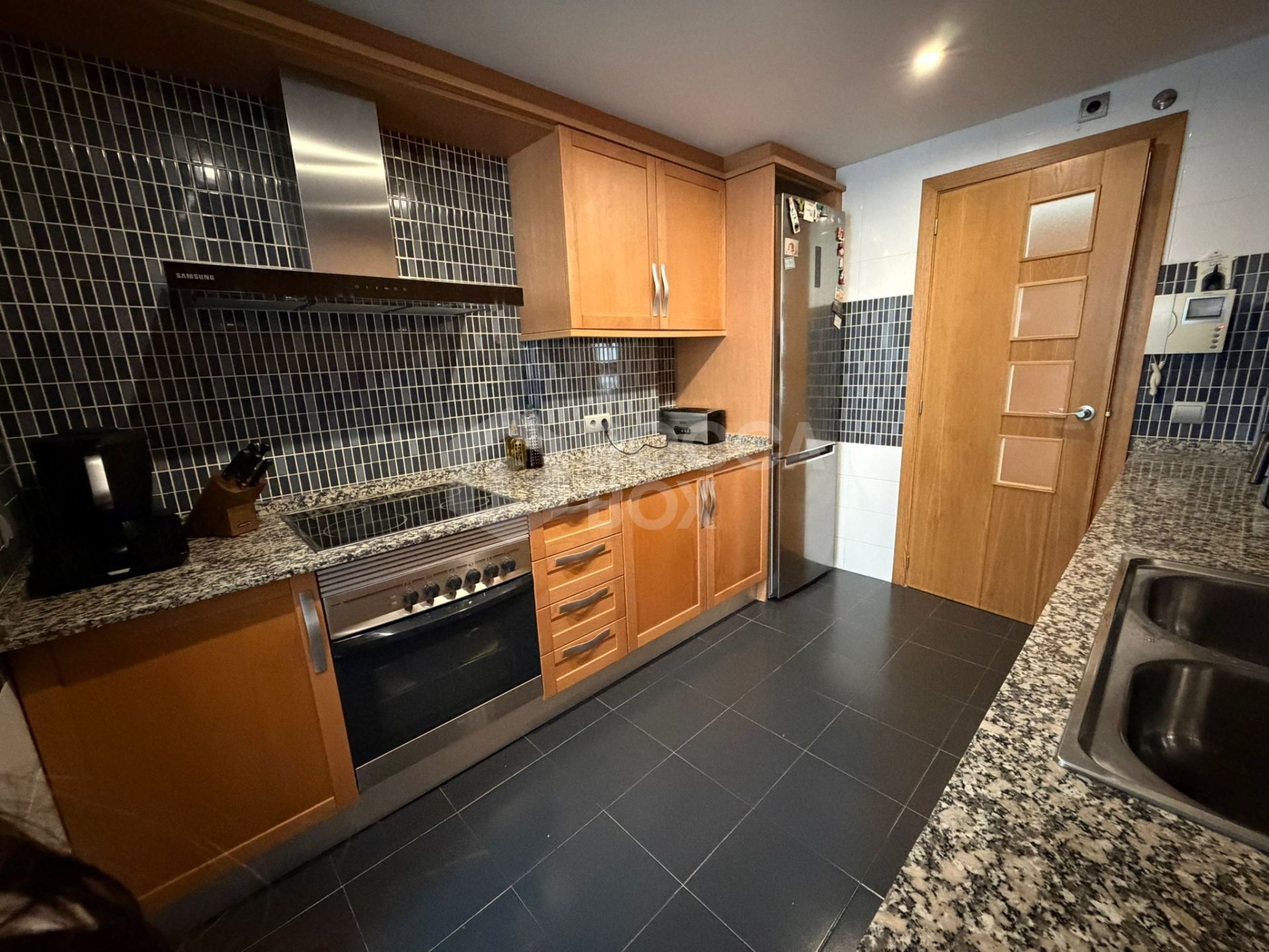 Spacious Apartment with Expansive Terrace in La Concha-Resina Golf