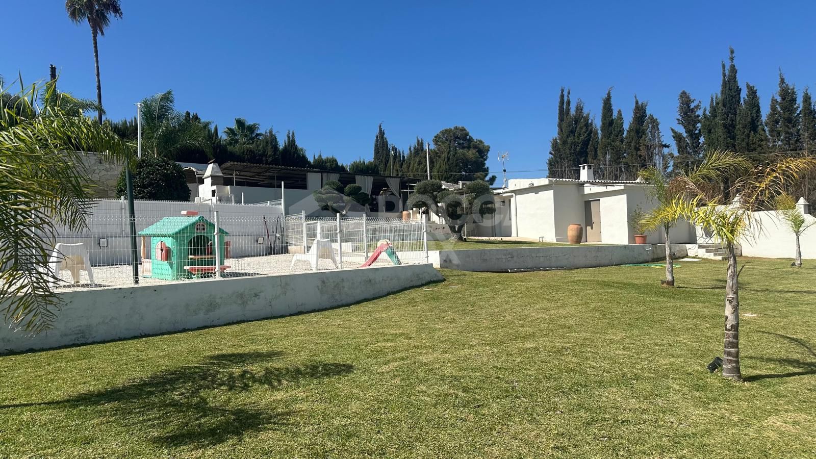 Charming Detached Villa with Expansion Potential and Stunning La Concha Views