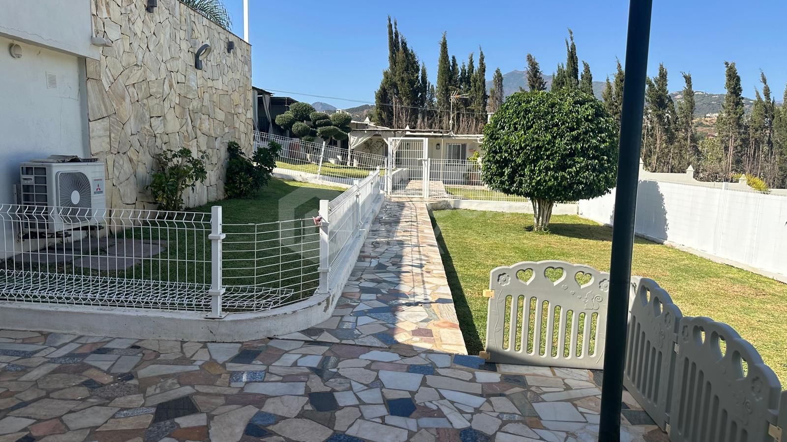 Charming Detached Villa with Expansion Potential and Stunning La Concha Views