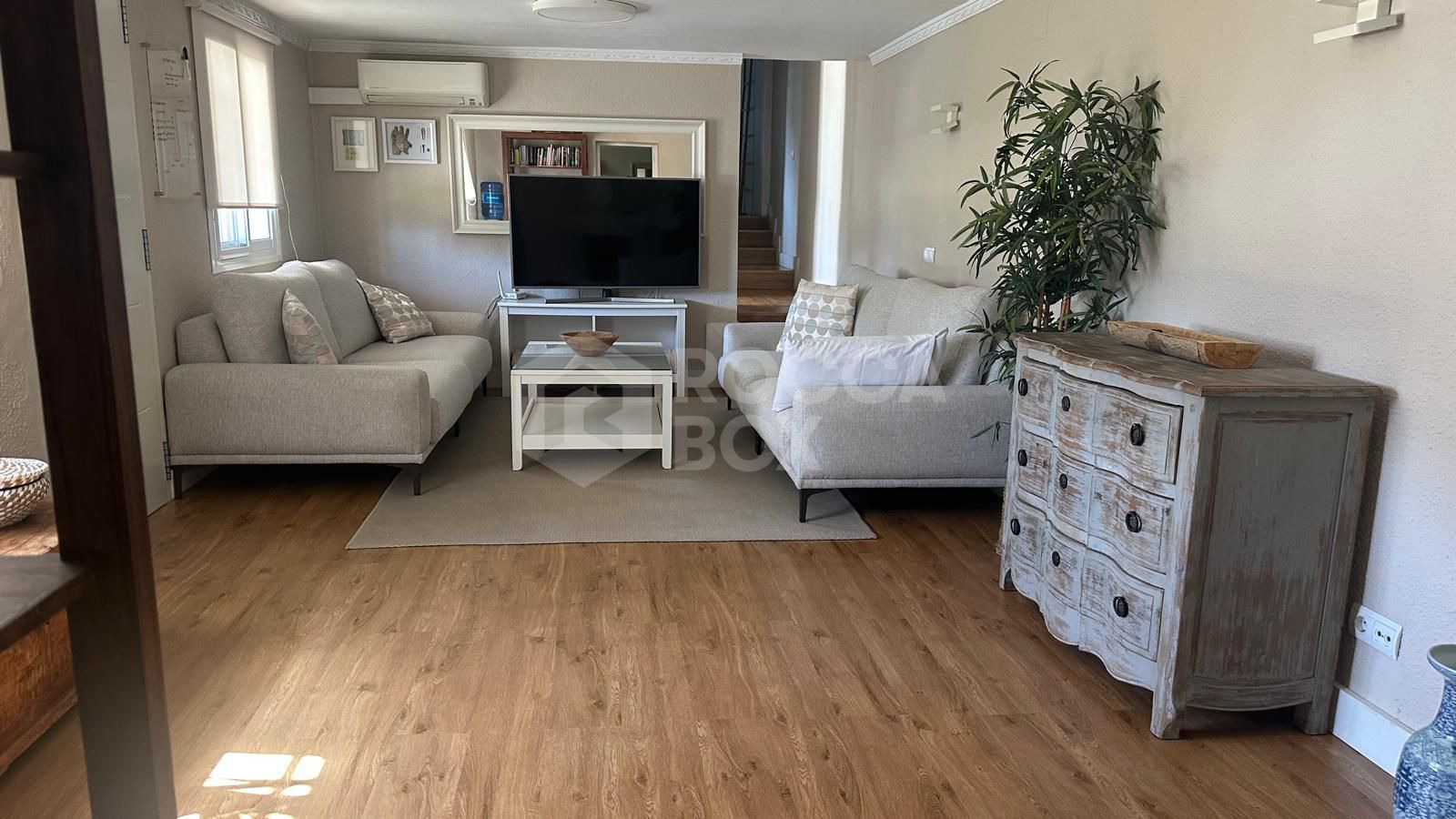 Charming Detached Villa with Expansion Potential and Stunning La Concha Views