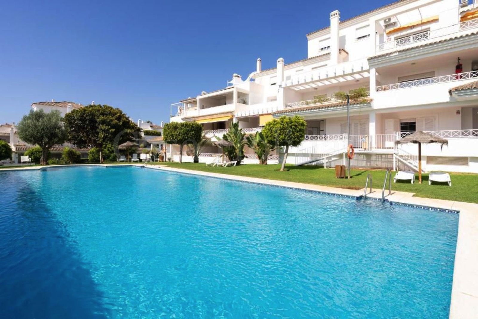 Apartamento Planta Baja en Las Lomas de Rio Real, Marbella