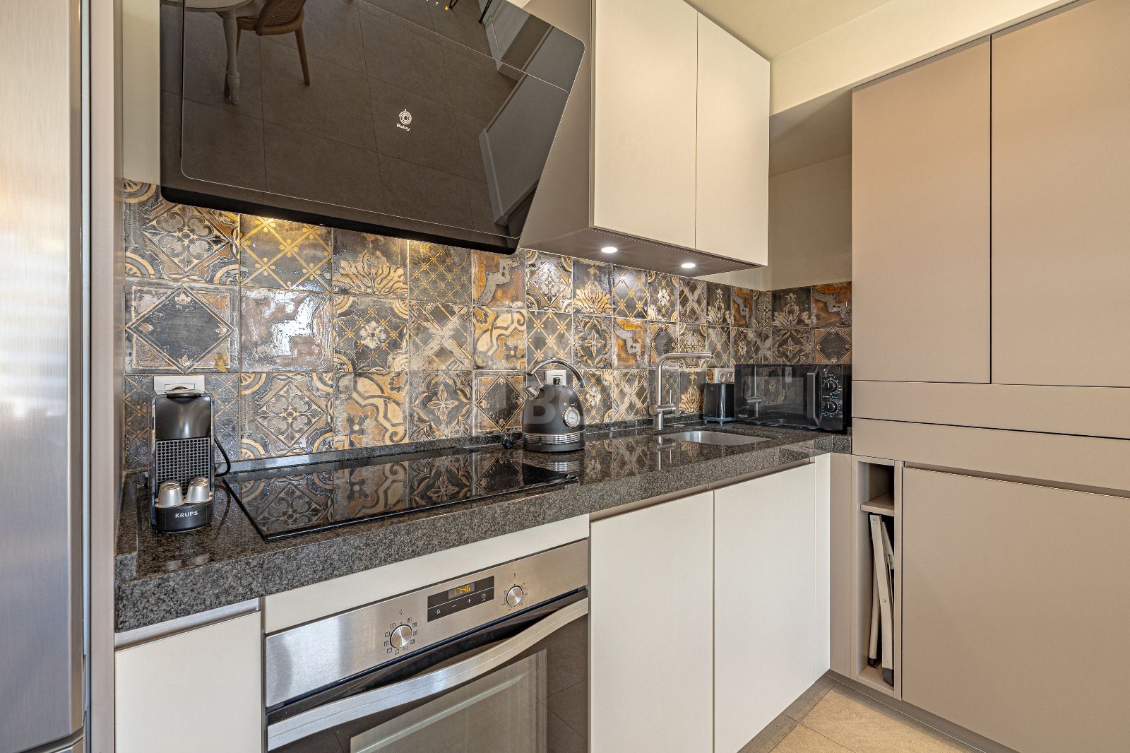 Beachfront 1-Bedroom Apartment with Panoramic Sea Views & 24/7 Concierge