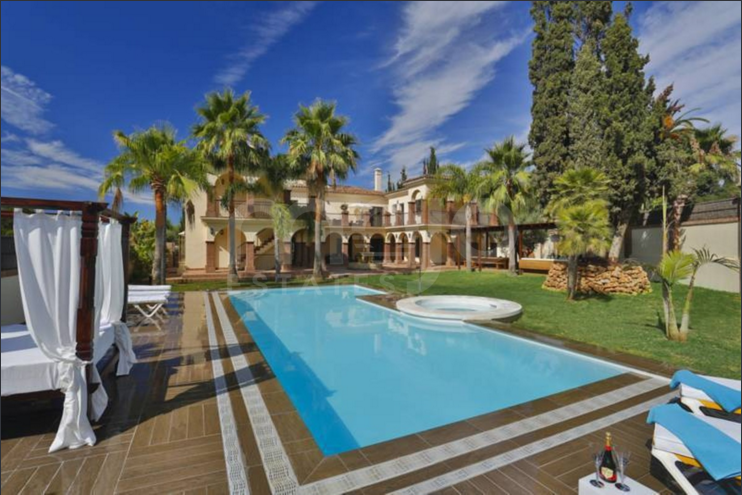 Luxury villa a stone away from the beach