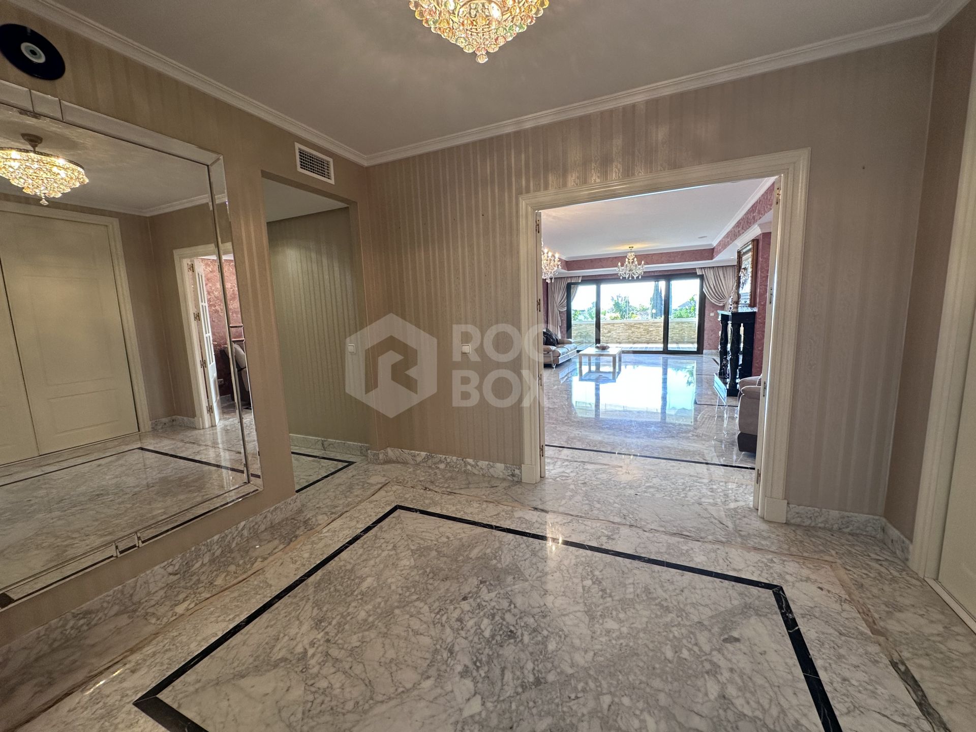 Apartment for sale in Marbella Golden Mile, Marbella