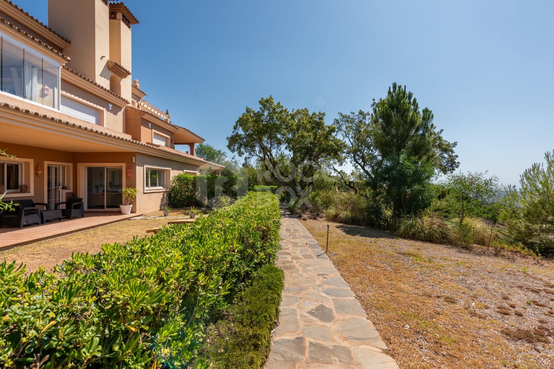 Exquisite Ground Floor Apartment with Panoramic Sea and Mountain Views in La Mairena