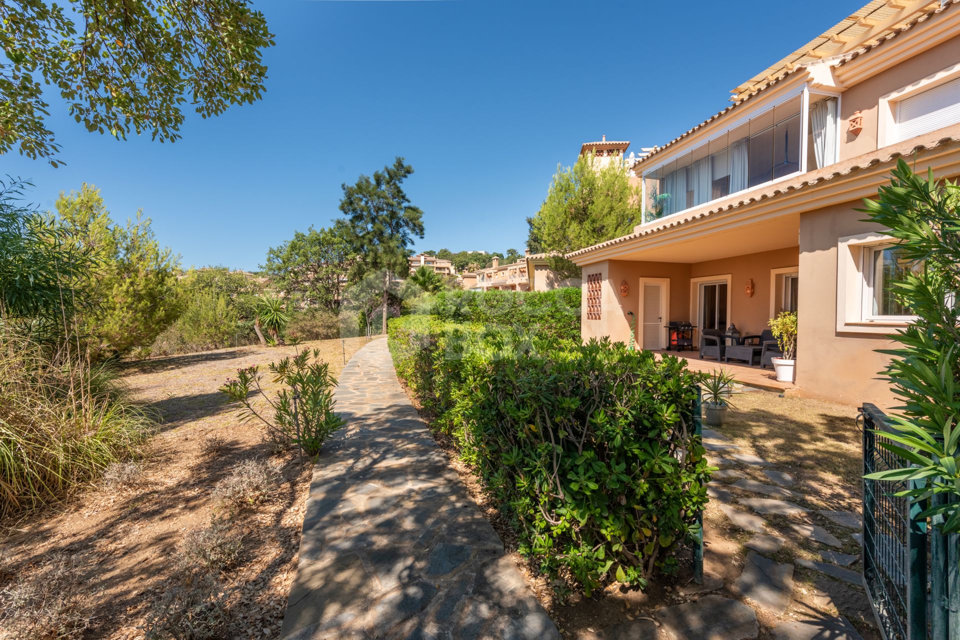 Exquisite Ground Floor Apartment with Panoramic Sea and Mountain Views in La Mairena