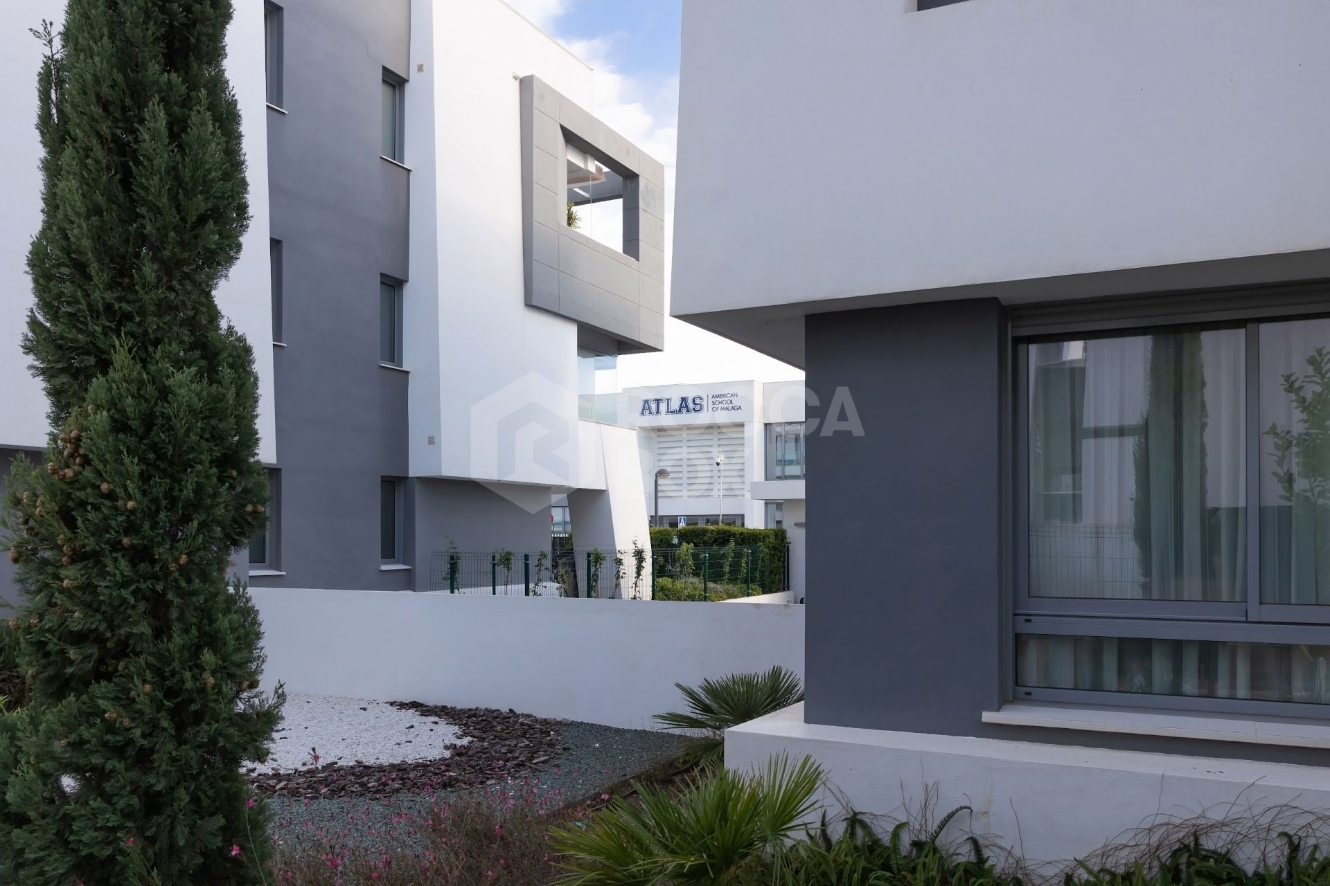 Apartments with four bedrooms, a garden, and a terrace.