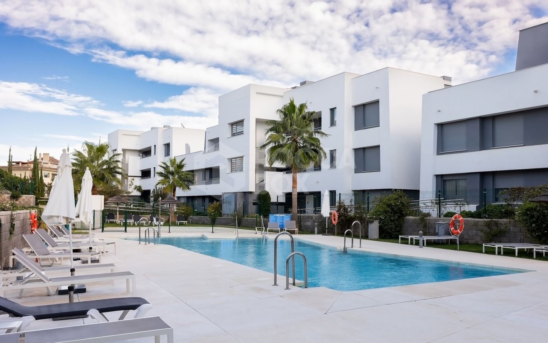 Apartments with four bedrooms, a garden, and a terrace.