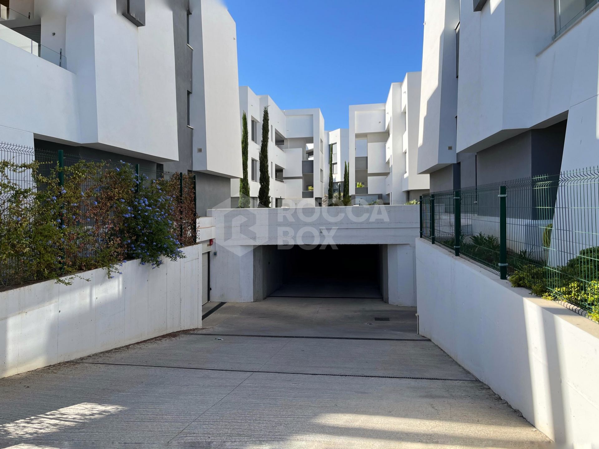 Apartments with four bedrooms, a garden, and a terrace.