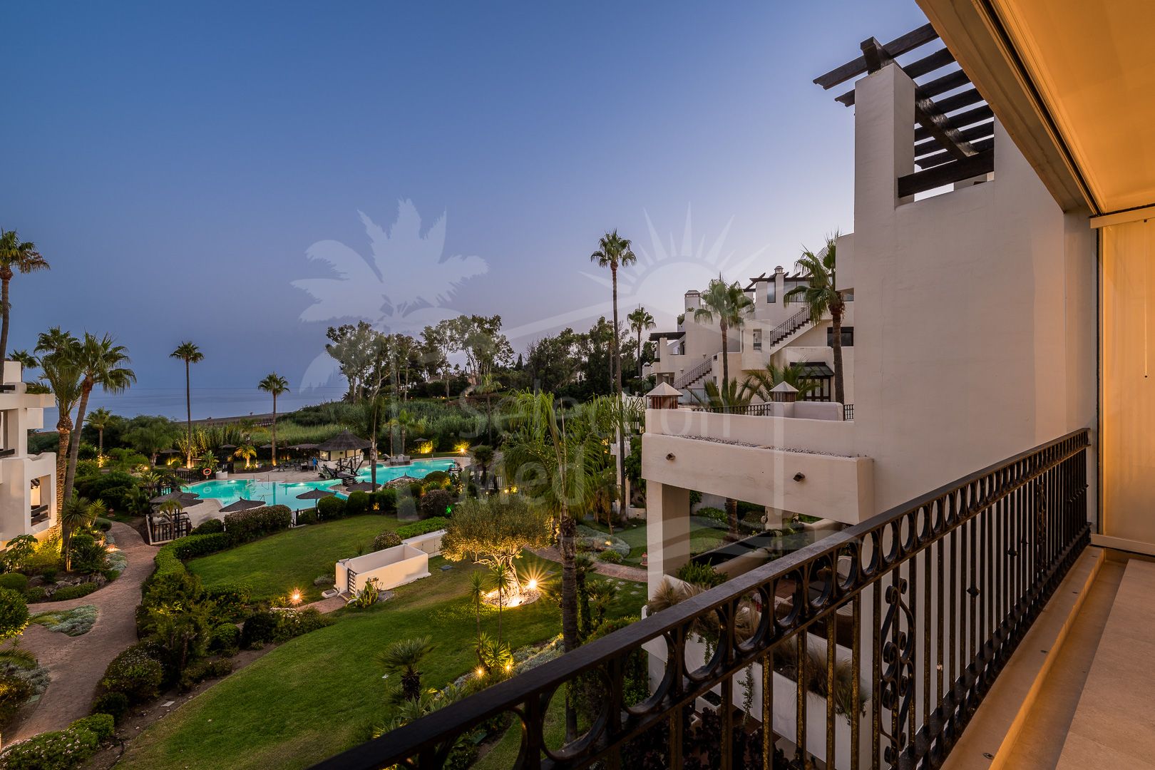 Exclusivo apartamento de lujo en primera línea de playa en Bahía del Velerín, Estepona