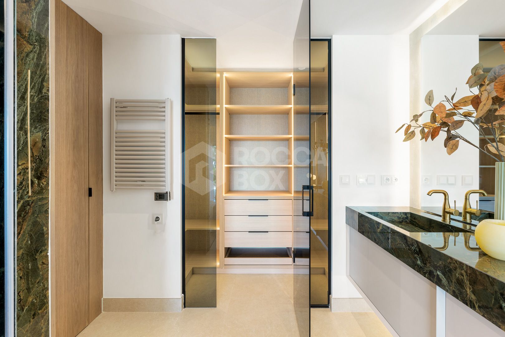 Luxurious Beachfront Apartment with Panoramic Sea Views in Bahía del Velerín, Estepona