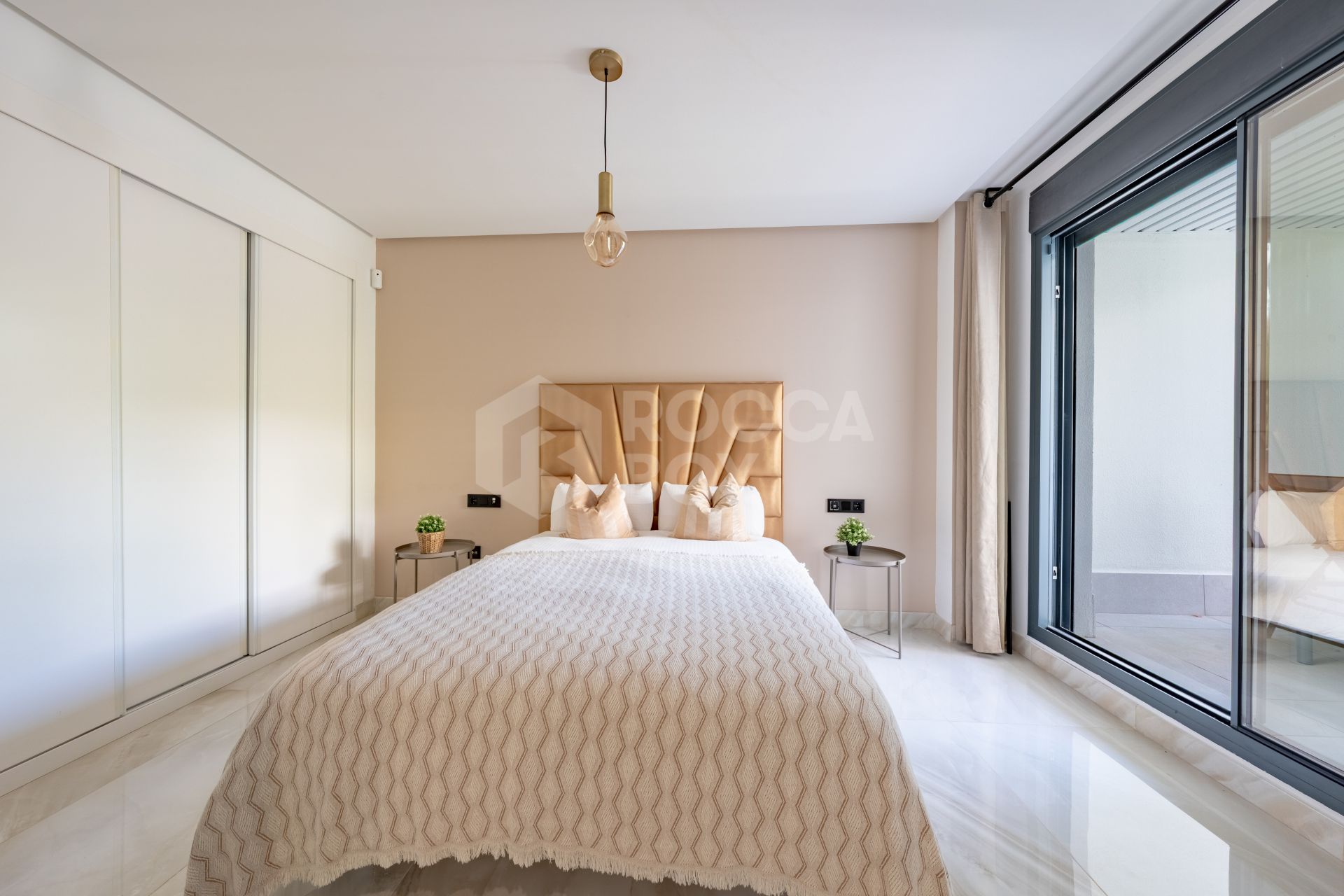 Stylish 3-Bedroom Apartment with Mountain Views - With Rental License!