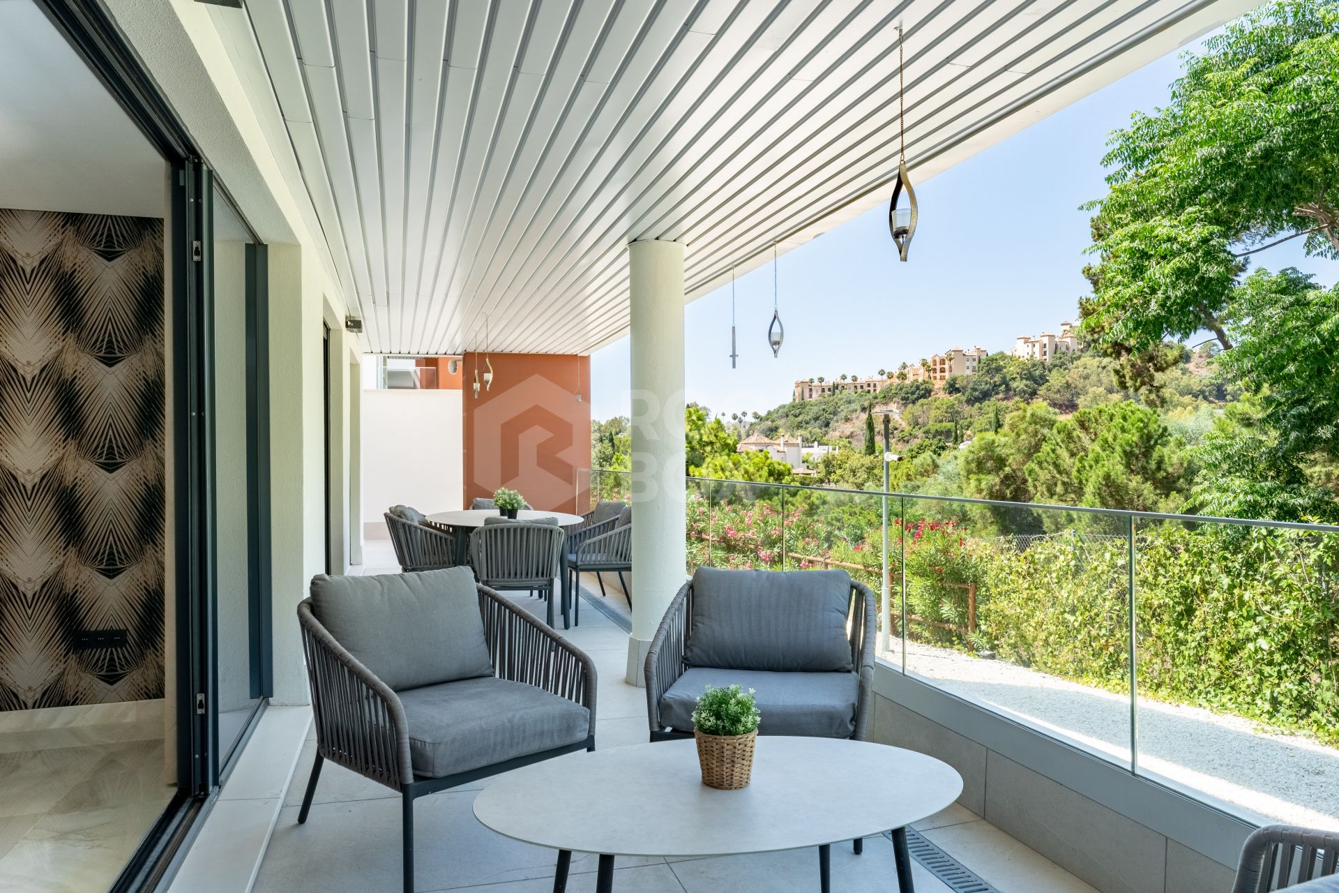 Stylish 3-Bedroom Apartment with Mountain Views - With Rental License!