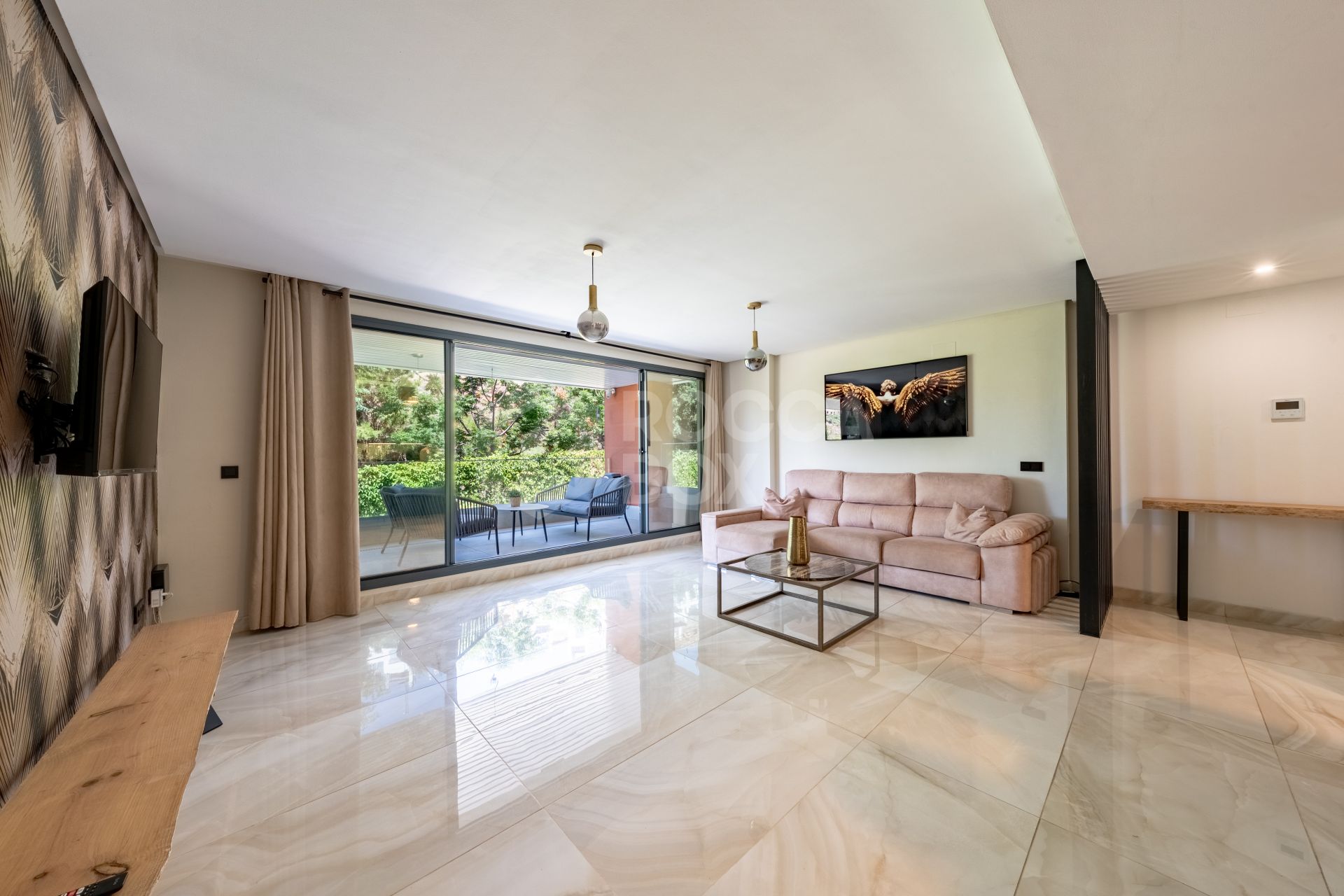 Stylish 3-Bedroom Apartment with Mountain Views - With Rental License!