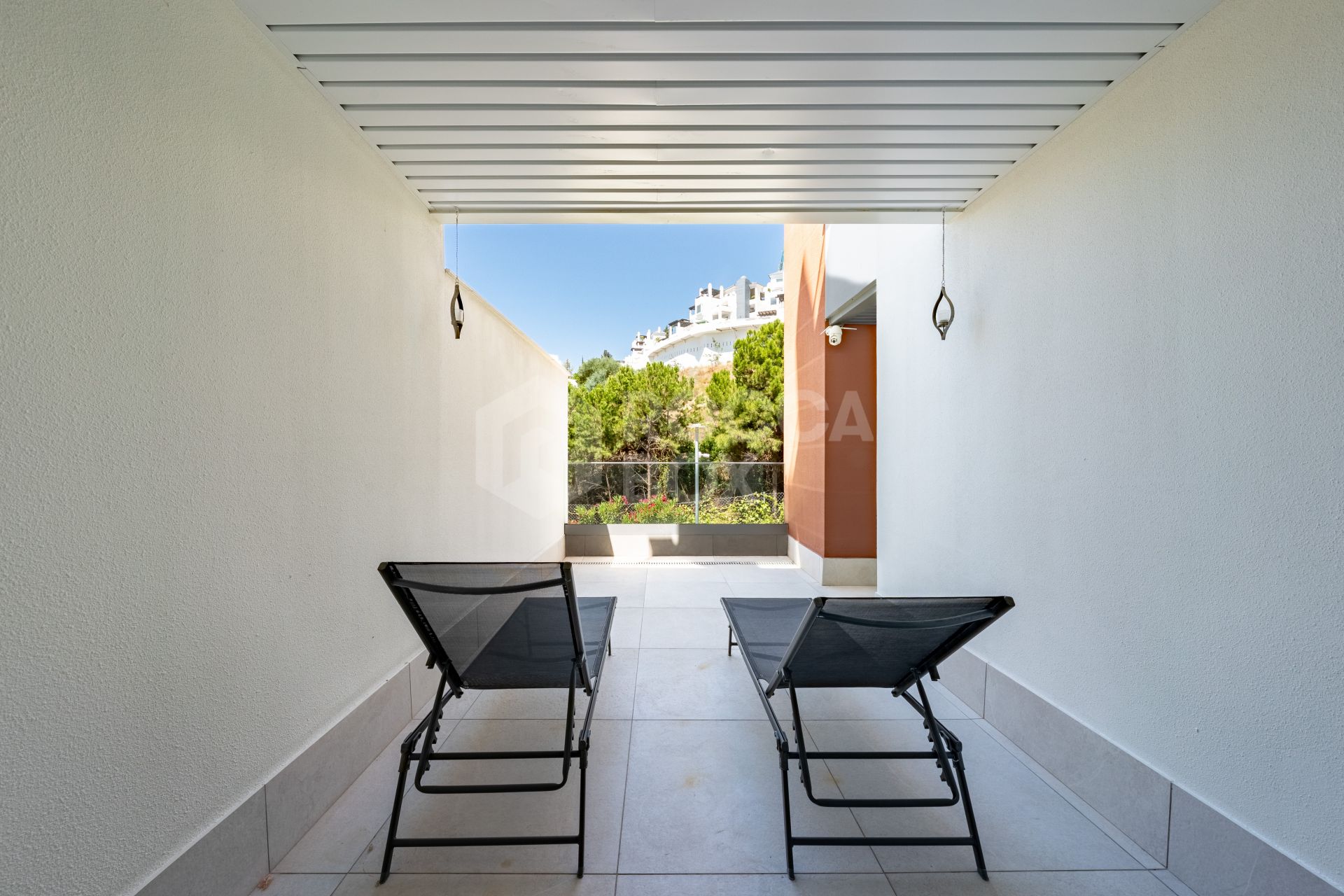 Stylish 3-Bedroom Apartment with Mountain Views - With Rental License!