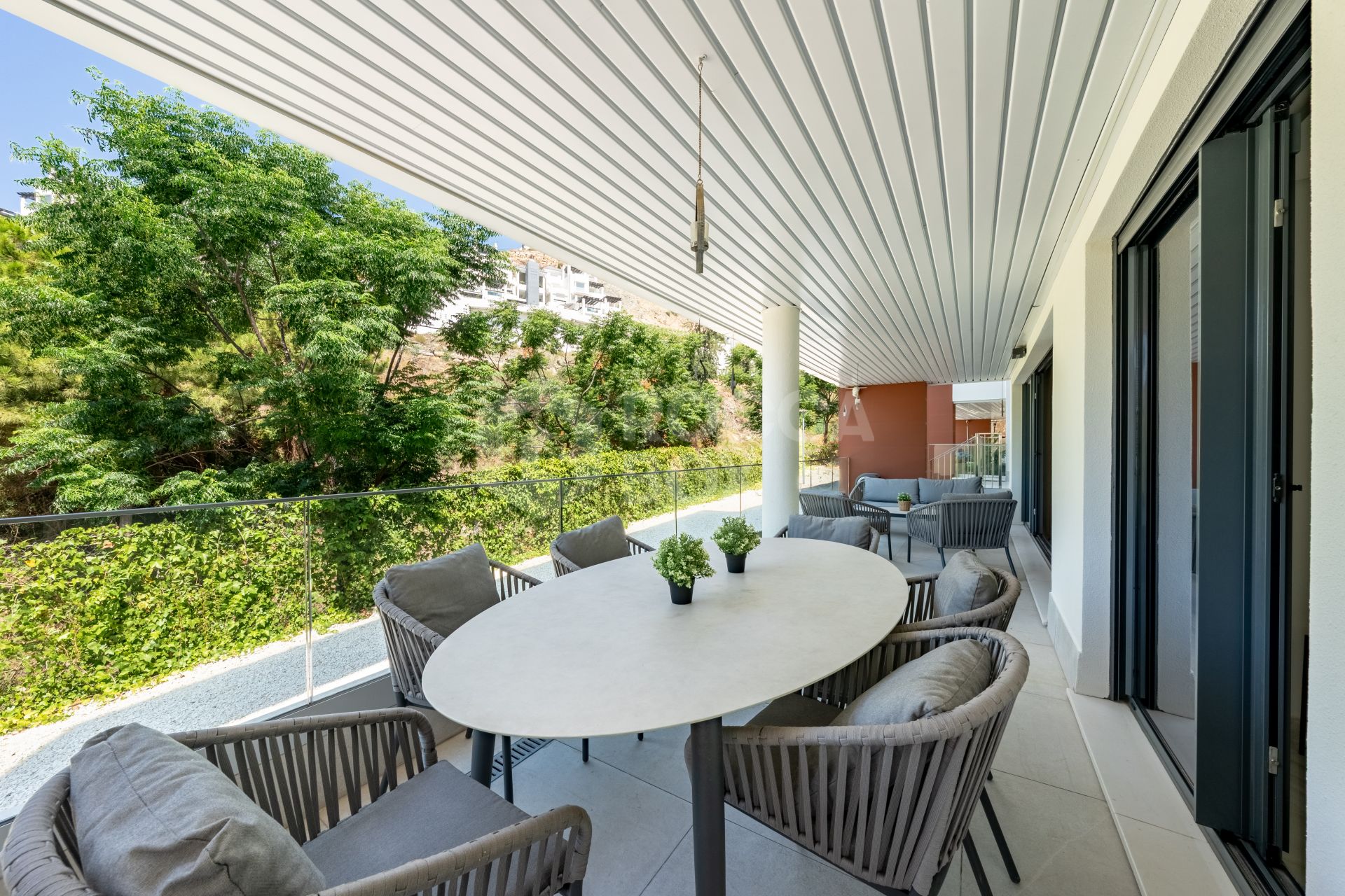 Stylish 3-Bedroom Apartment with Mountain Views - With Rental License!