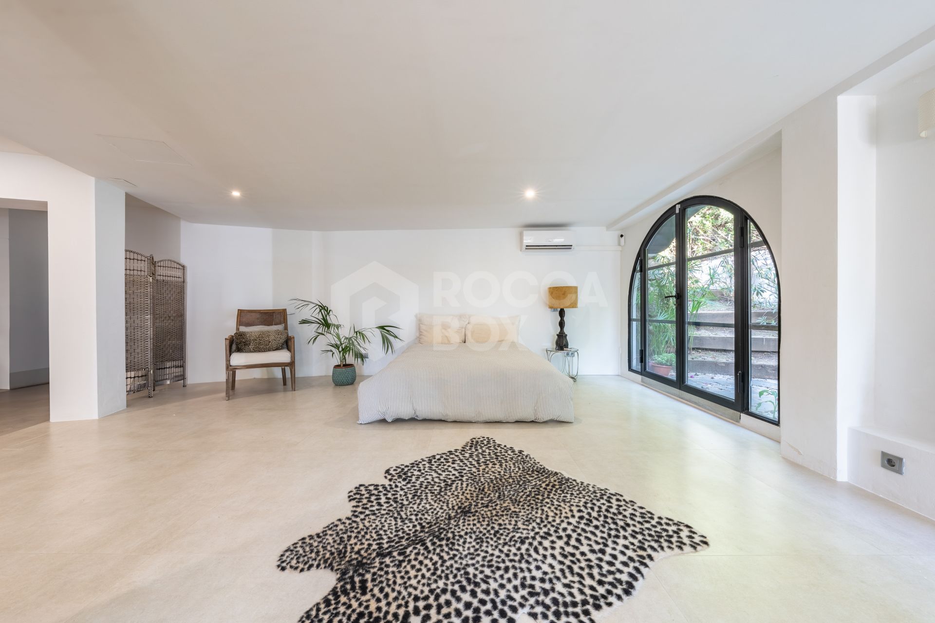 Charming & Artistic 4-Bedroom Villa in Atalaya