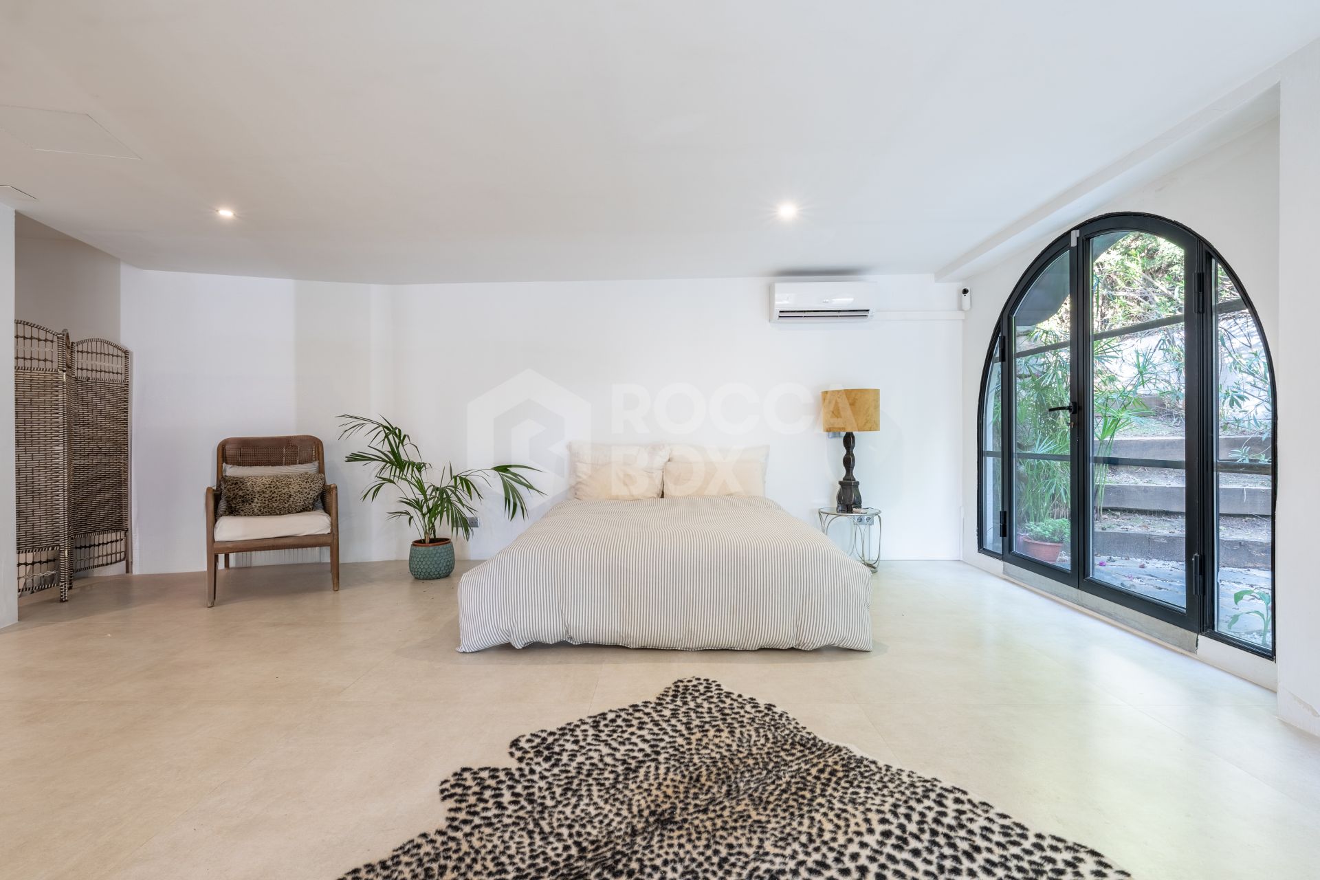 Charming & Artistic 4-Bedroom Villa in Atalaya