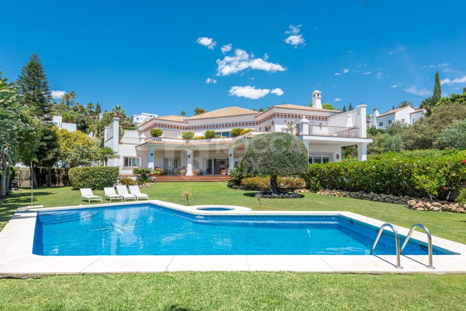 Andalusian luxury villa in El Paraiso Alto