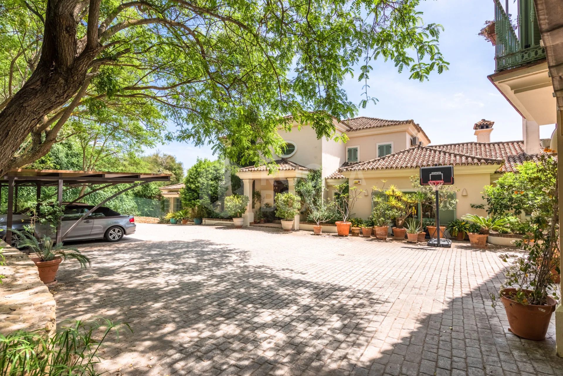 Spacious 9-Bedroom Villa with Panoramic Views in Sotogrande Alto