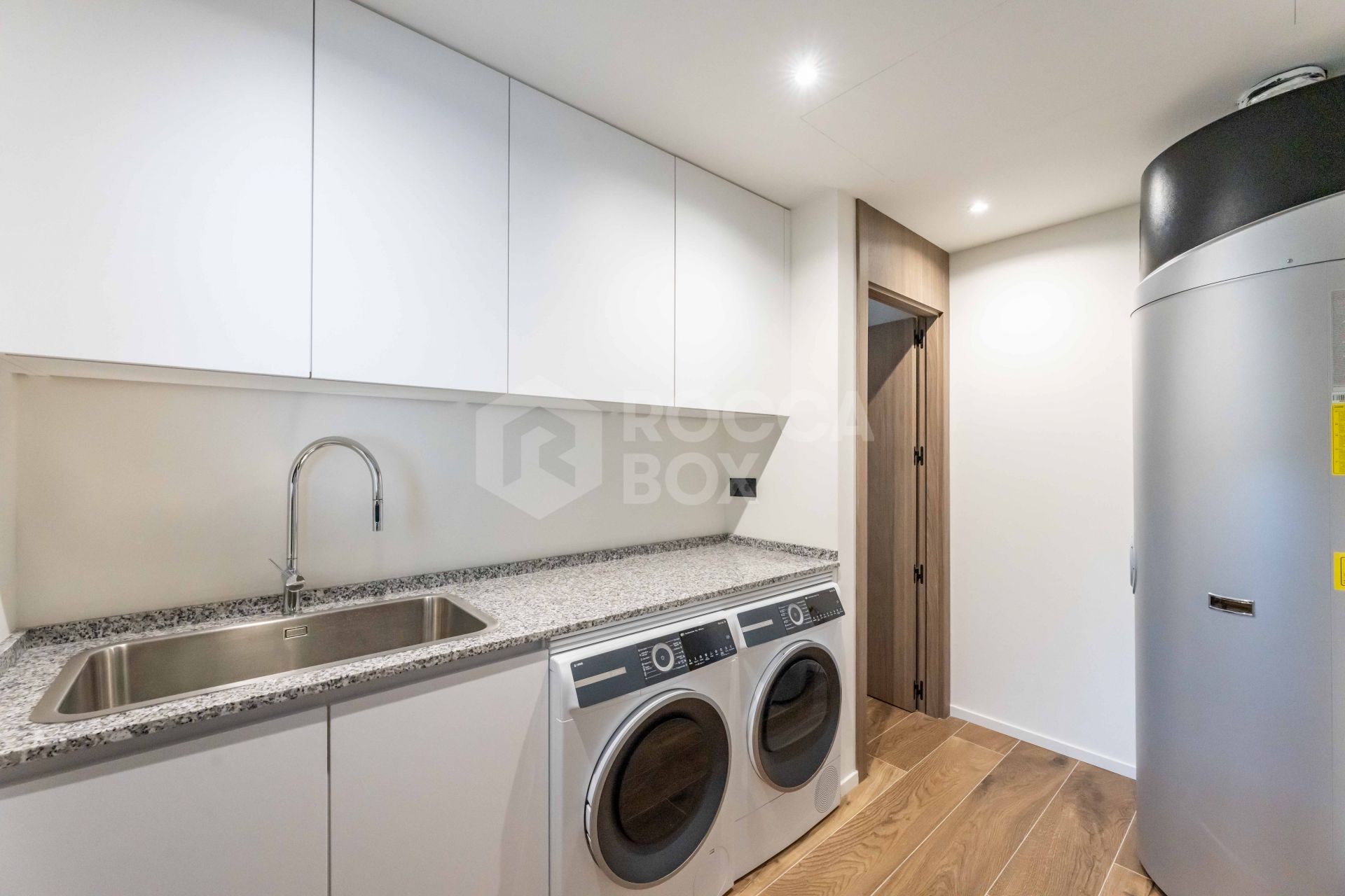 Villa KOA de Lago Architects: New build villa for sale in Sotogrande Costa