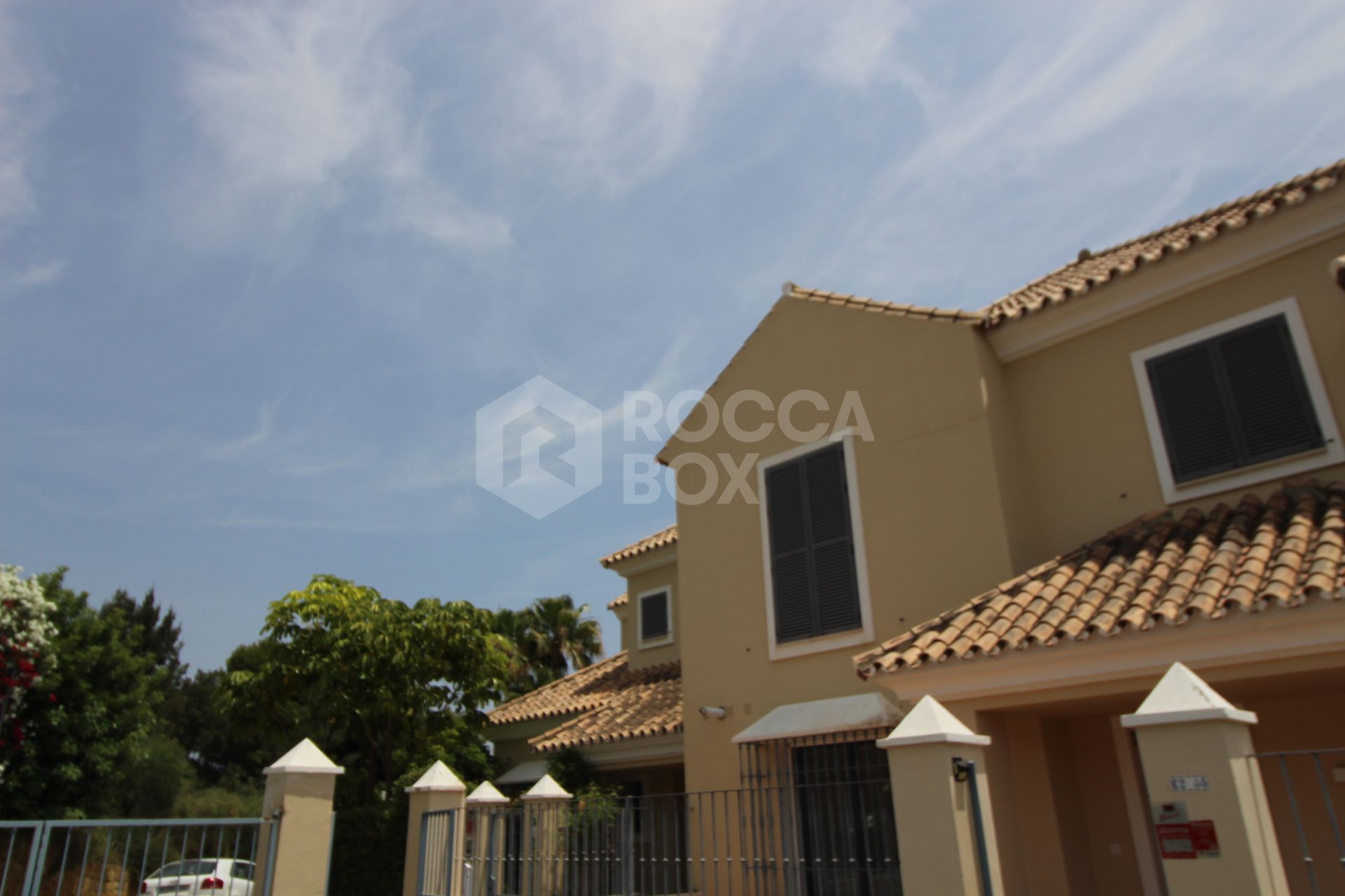 BEAUTIFULL AND PRIVATE SEMIDETACHED OPEN VIEWS TO THE SEA