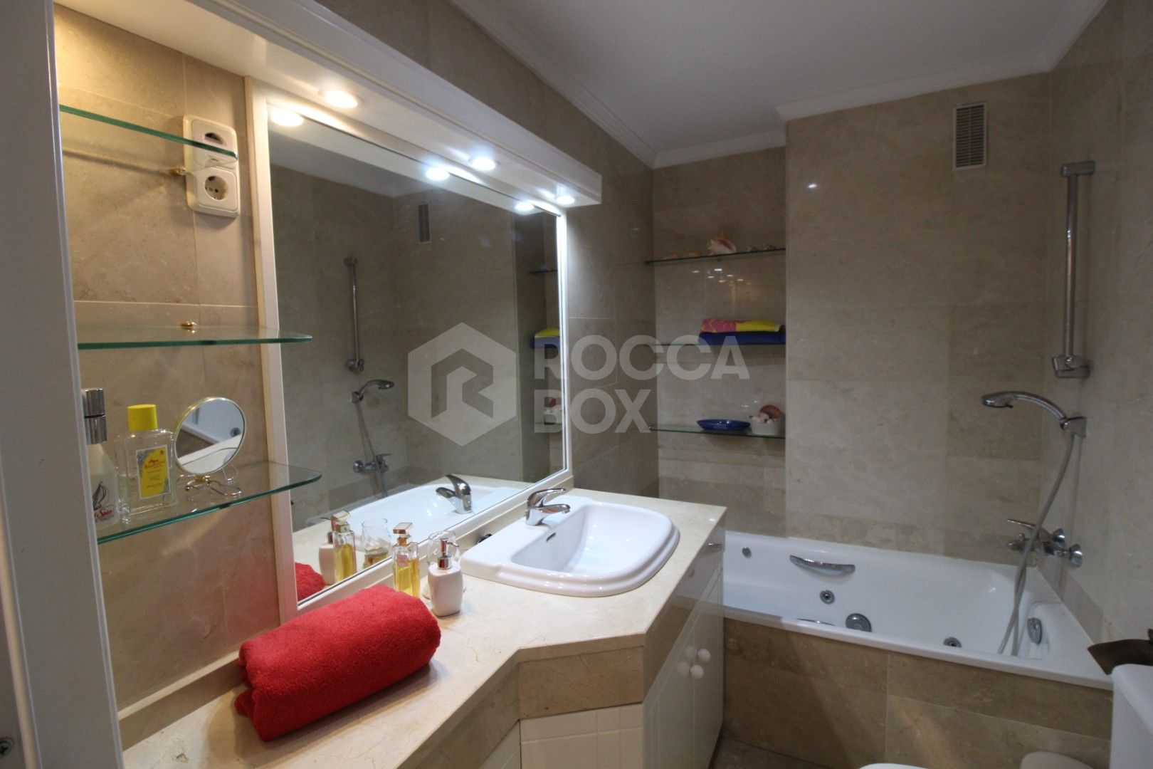 OPORTUNITY IN GOLDEN MILE! GRATE APARTMENT OF 3 BED!