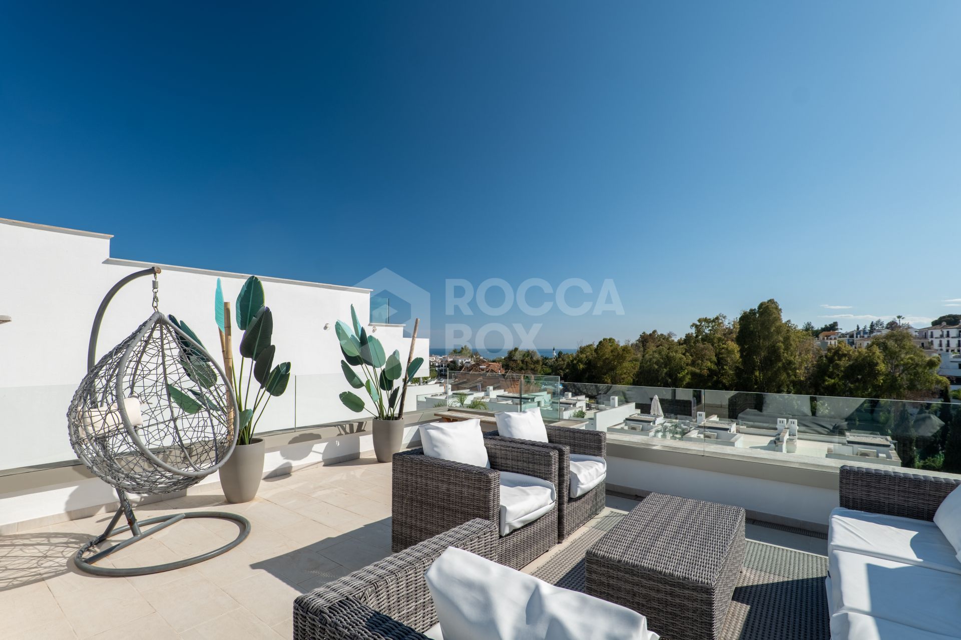 Elegant 3-Bedroom Townhouse with Panoramic Views Near Puerto Banús