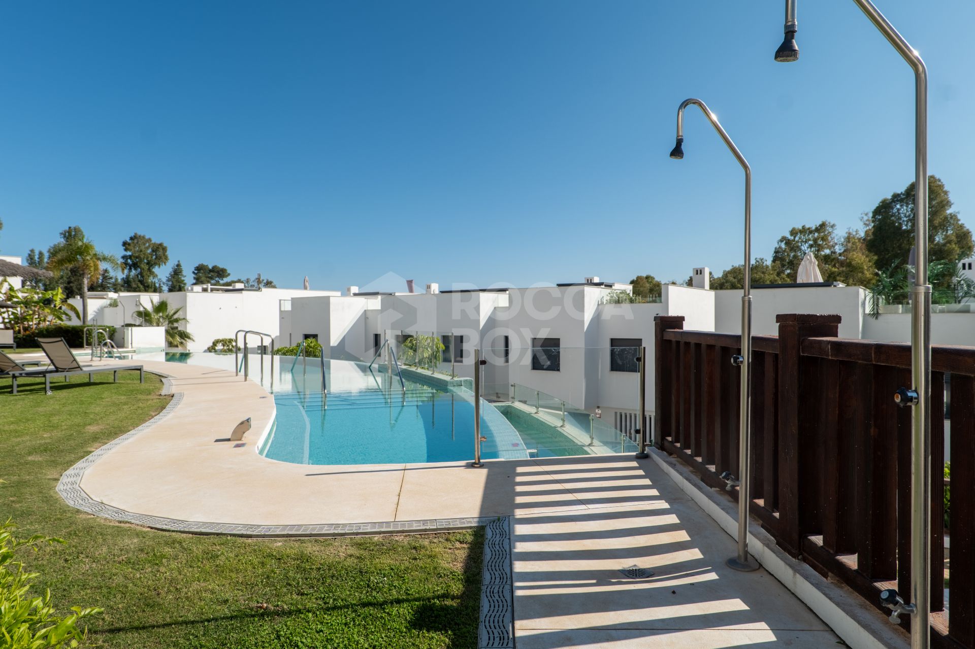 Elegant 3-Bedroom Townhouse with Panoramic Views Near Puerto Banús