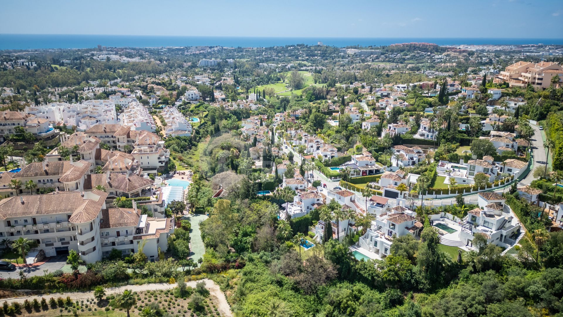 Welcome to Villa Lucalle, a contemporary masterpiece located in the picturesque grounds of Los Naranjos Hill Club in La Cerquilla, Nueva Andalucía.