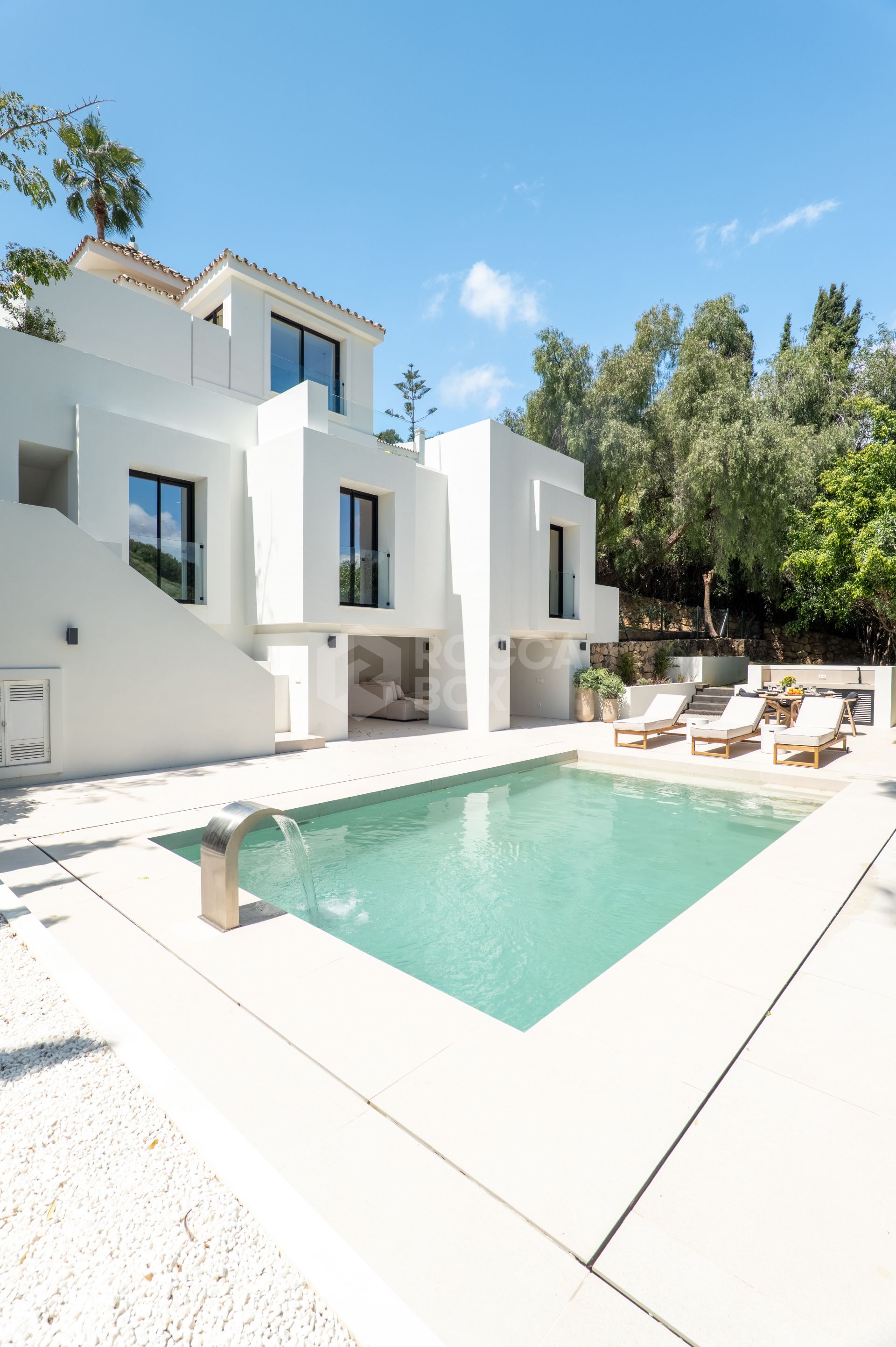 Welcome to Villa Lucalle, a contemporary masterpiece located in the picturesque grounds of Los Naranjos Hill Club in La Cerquilla, Nueva Andalucía.