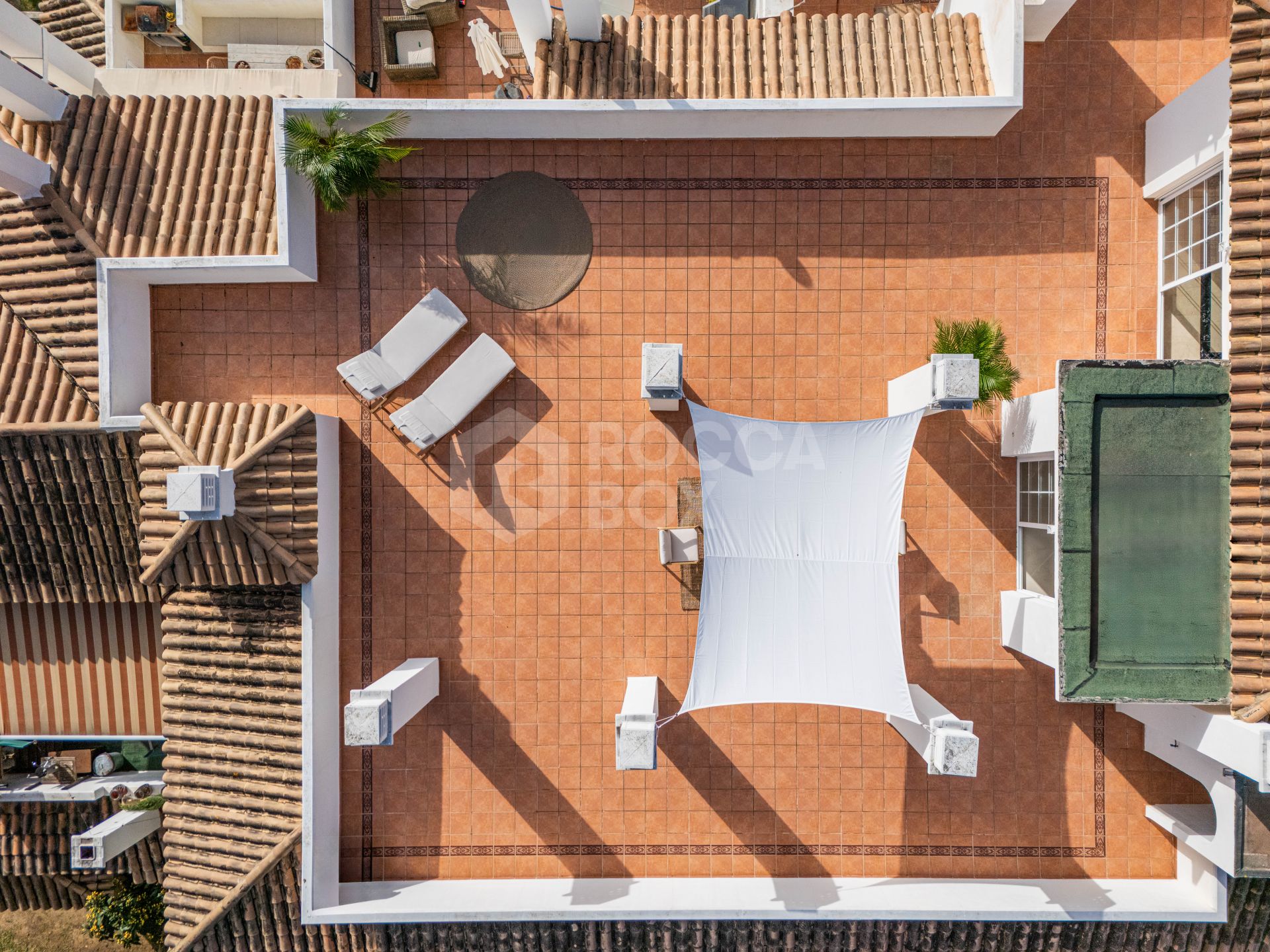 Stunning 2-level penthouse just minutes from the beach & 500m from Rio Real Golf.