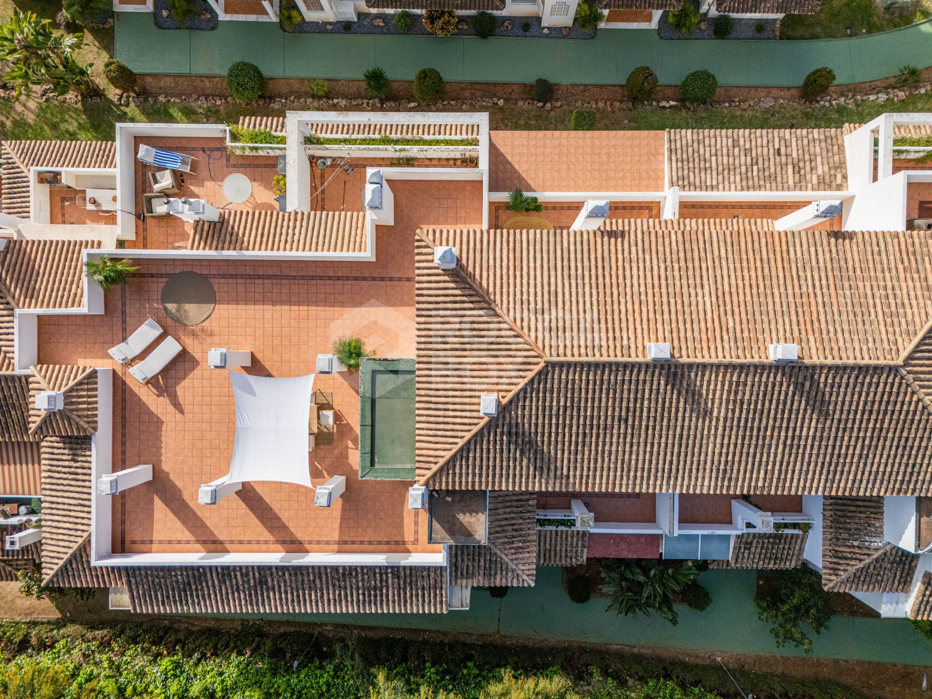 Stunning 2-level penthouse just minutes from the beach & 500m from Rio Real Golf.