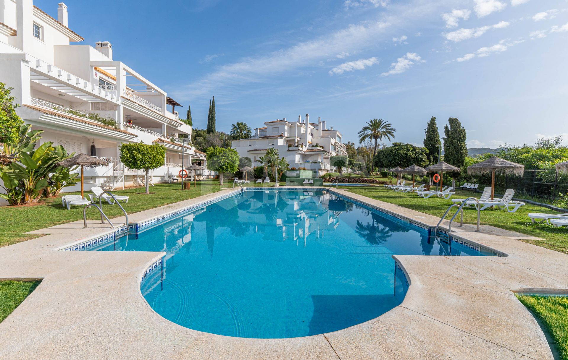 Stunning 2-level penthouse just minutes from the beach & 500m from Rio Real Golf.